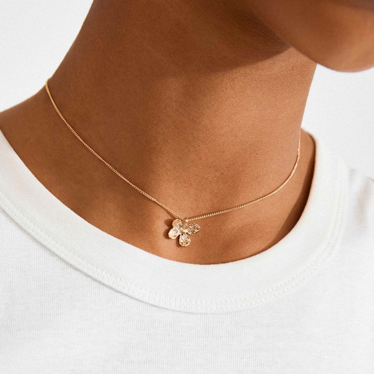 Collier plaqué or, pendentif fleur au centre sur chaîne fine