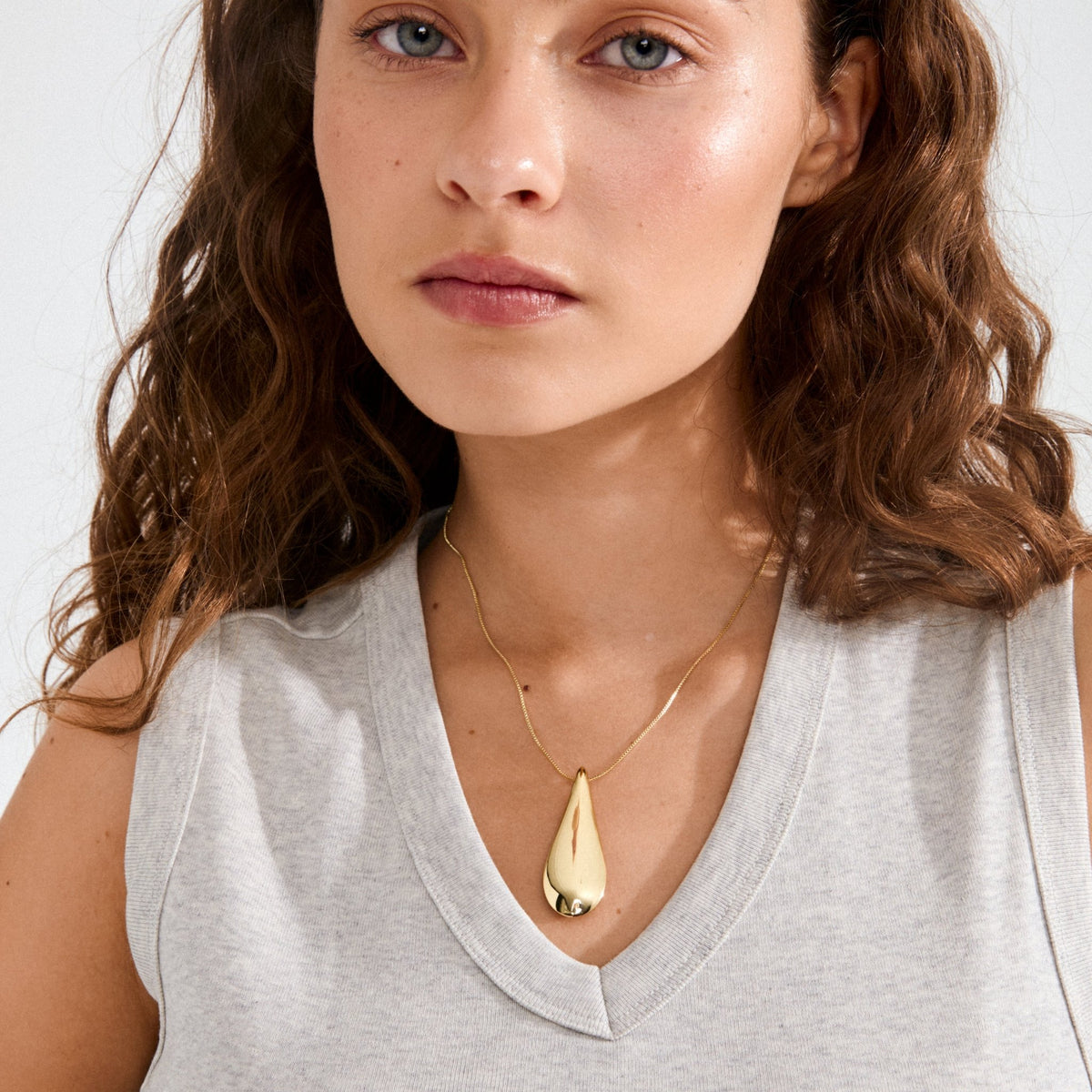 Collier fin à pendentif goutte doré, chaîne délicate