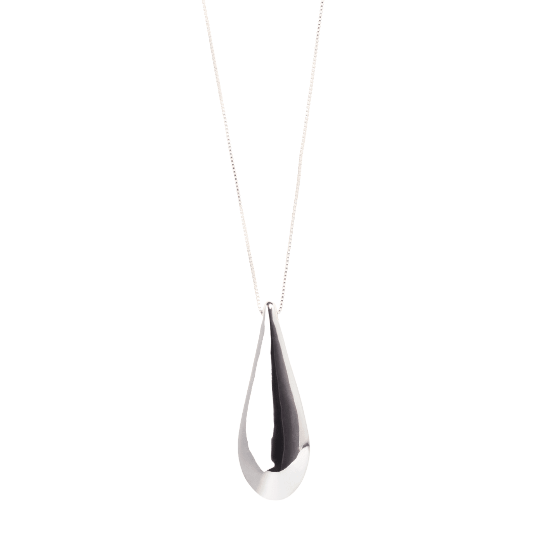 Collier fin à pendentif goutte argenté, chaîne fine, vue de face