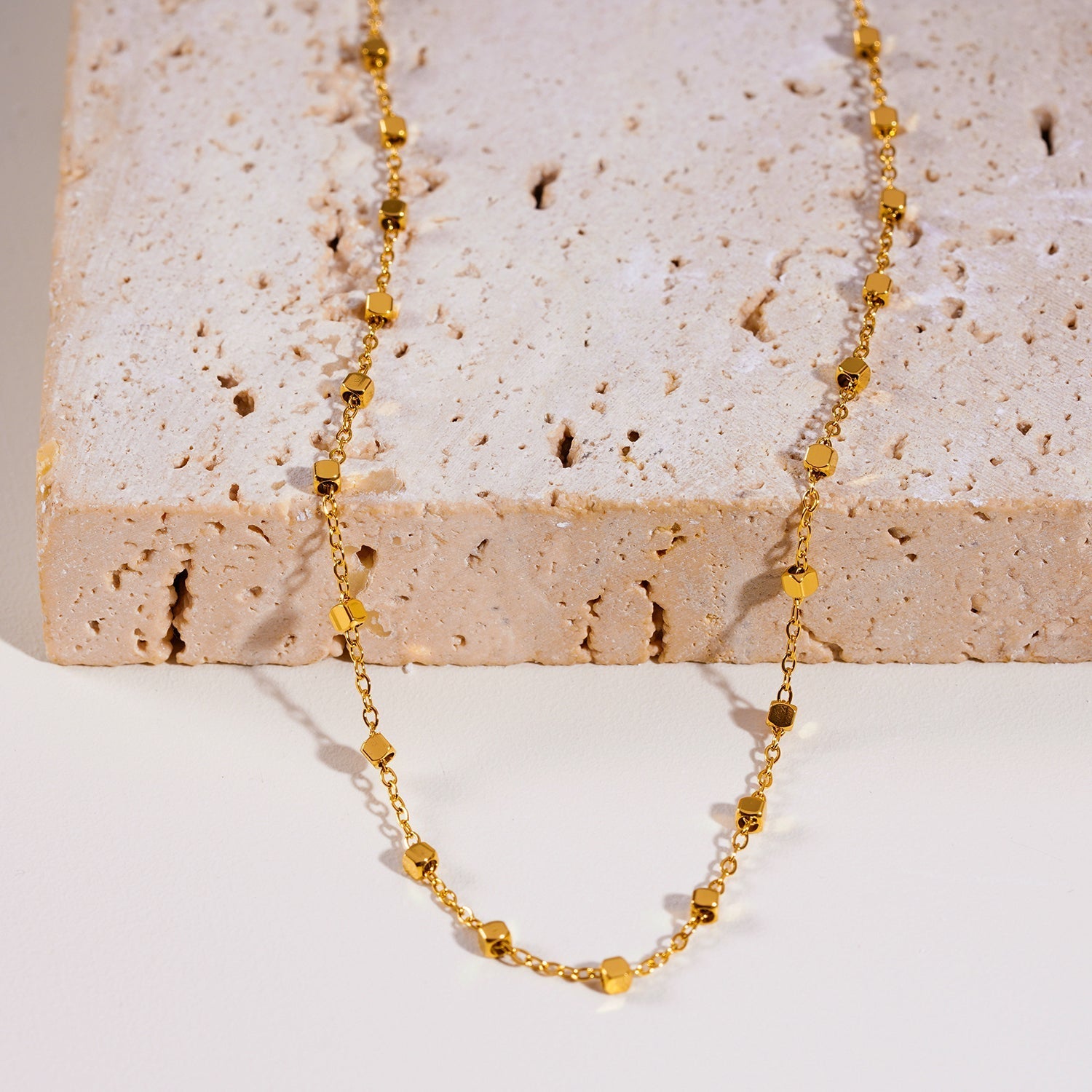 Collier AUREOLE | Chaîne essentielle quotidienne avec délicates perles carrées en or - Les Trouvailles de JustineNECKLACEHACKNEY NINE Jewellery