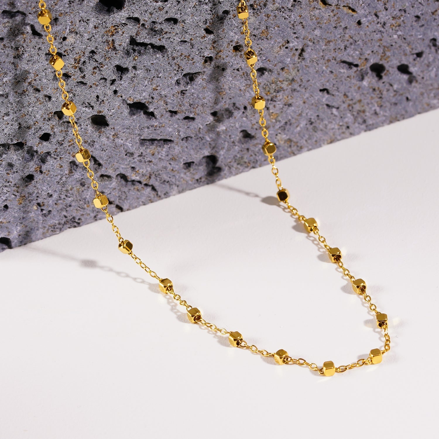 Collier AUREOLE | Chaîne essentielle quotidienne avec délicates perles carrées en or - Les Trouvailles de JustineNECKLACEHACKNEY NINE Jewellery