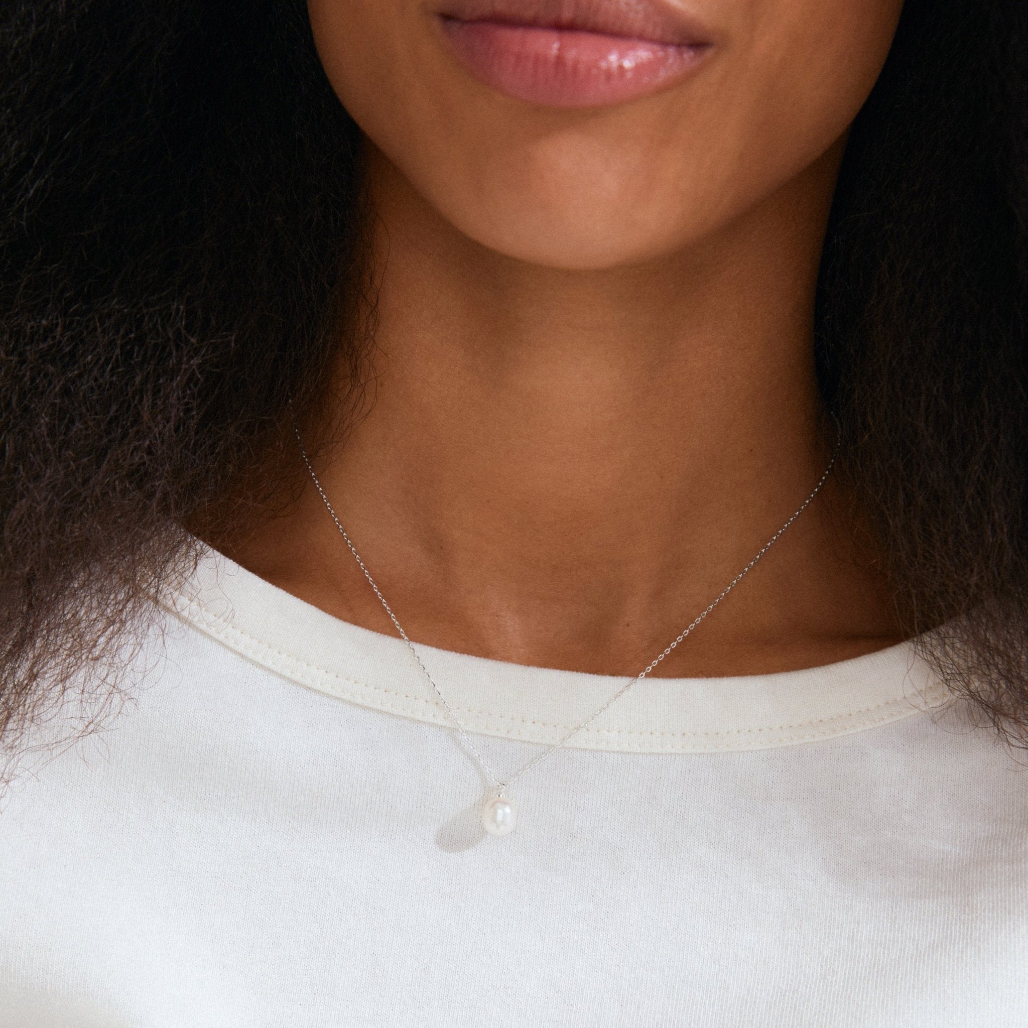 Collier chaîne argentée et pendentif goutte en perle d’eau douce blanche