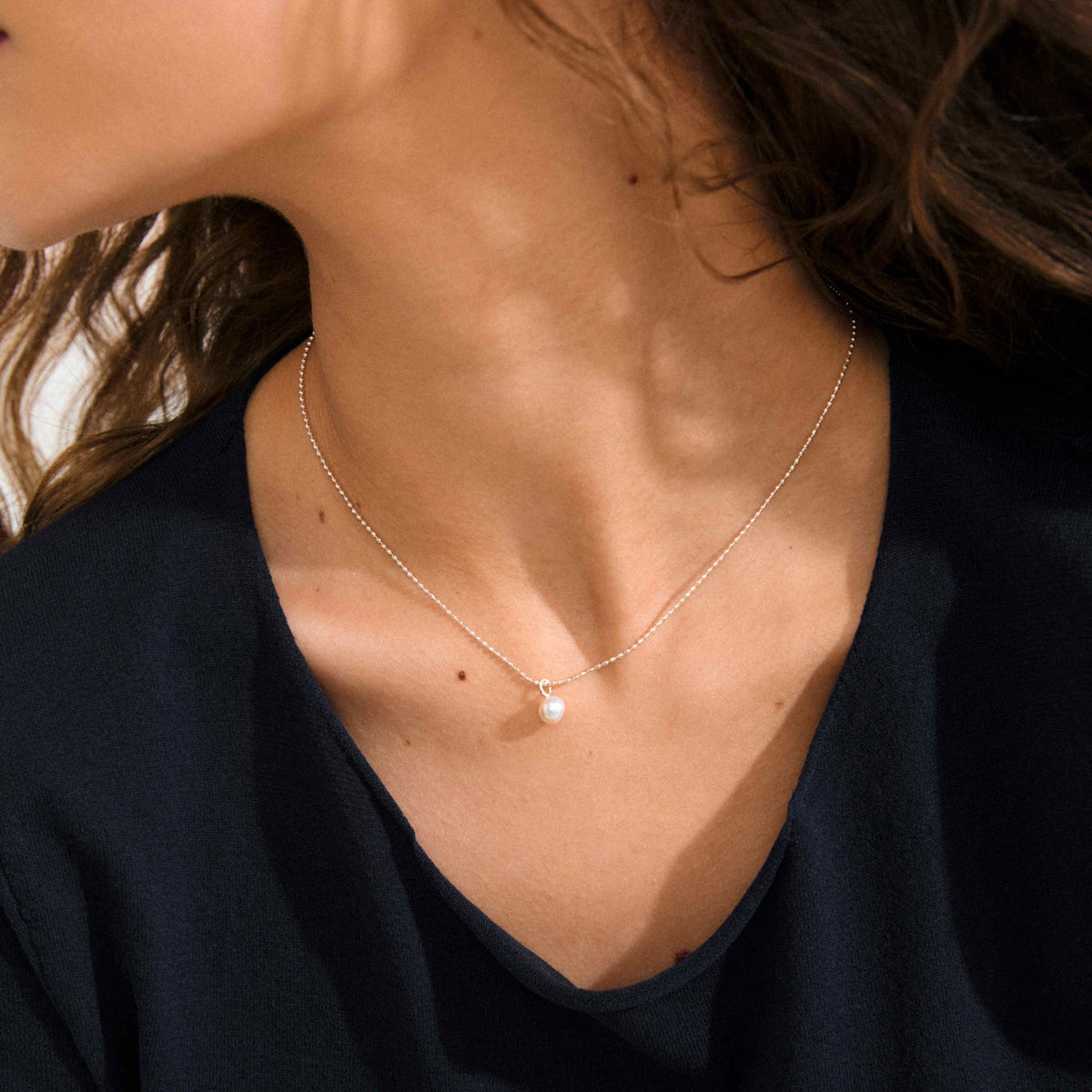 Collier fin plaqué or : perle d’eau douce nacrée sur chaîne en maille