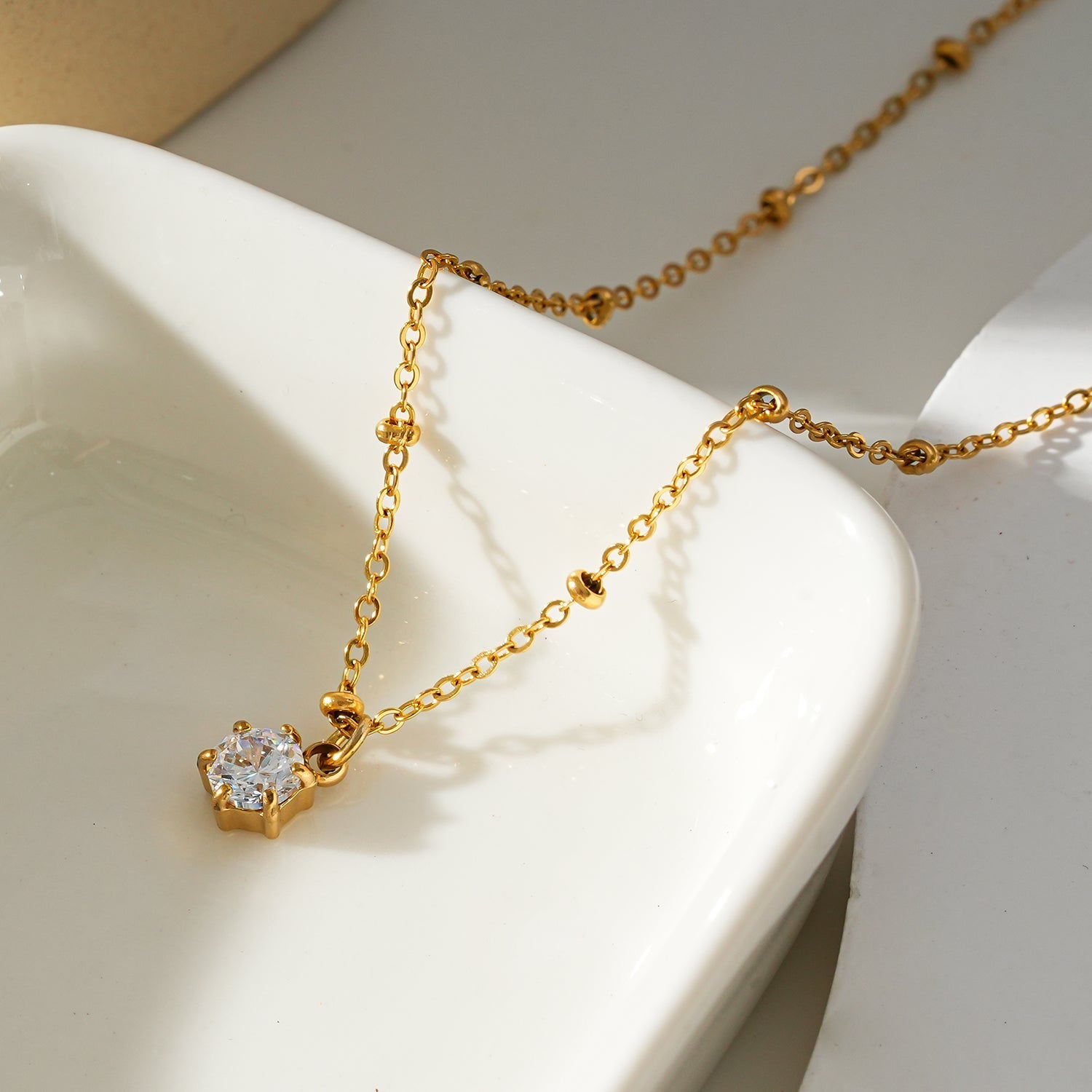 Collier KADIRI | Pendentif solitaire en zirconia sur chaîne perlée - Les Trouvailles de JustineNECKLACEHACKNEY NINE Jewellery