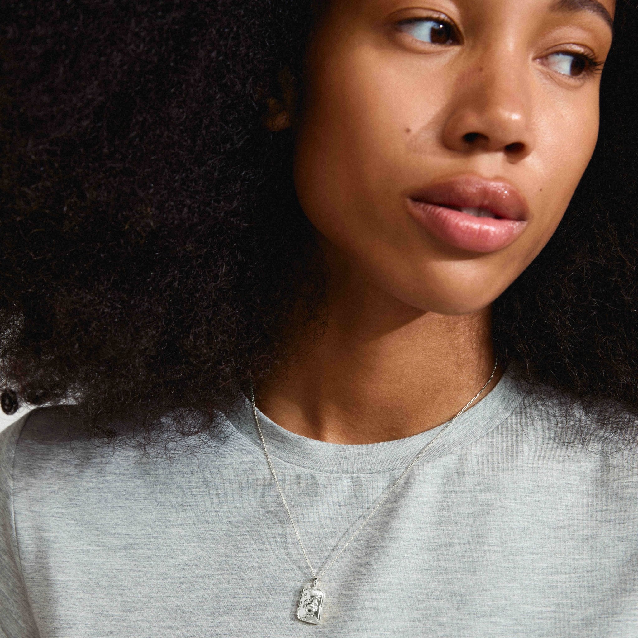 Collier plaqué argent, pendentif carré du signe Cancer, gros plan