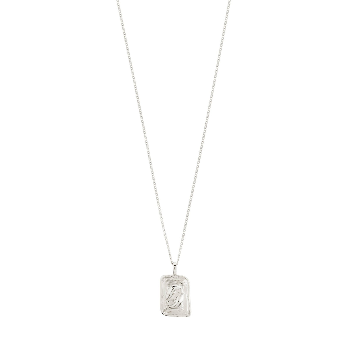 Collier poisson plaqué argent, pendentif rectangulaire gravé, chaîne fine.