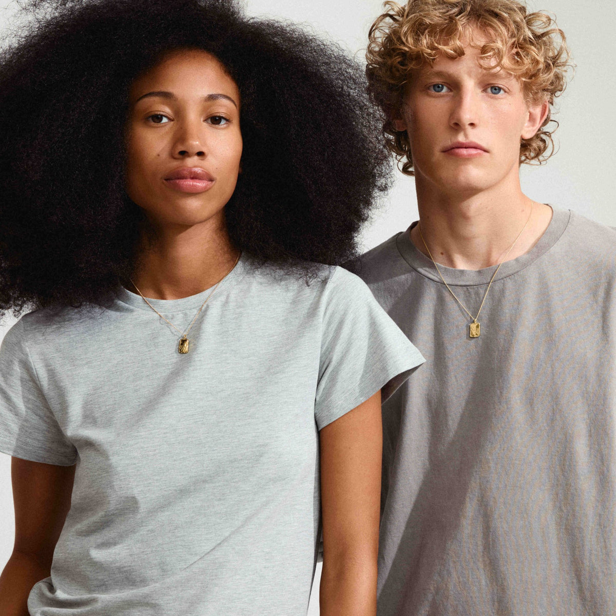 Collier Taureau plaqué or, pendentif carré au cou sur t-shirt gris clair