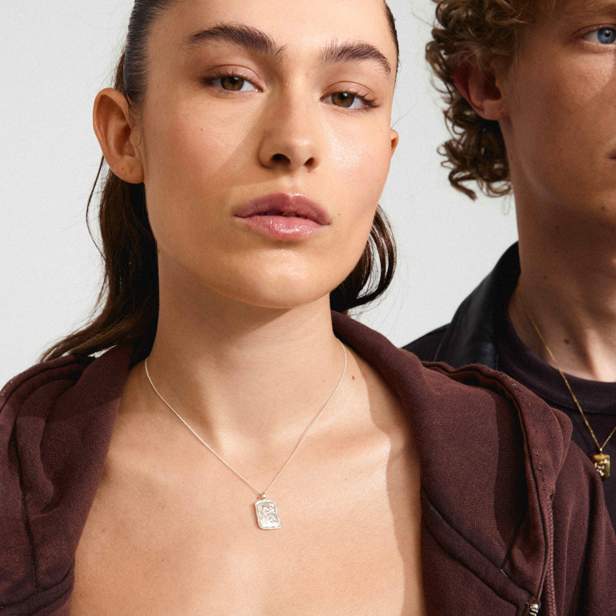 Collier pendentif Verseau plaqué argent, pendentif rectangulaire gravé, chaîne au cou