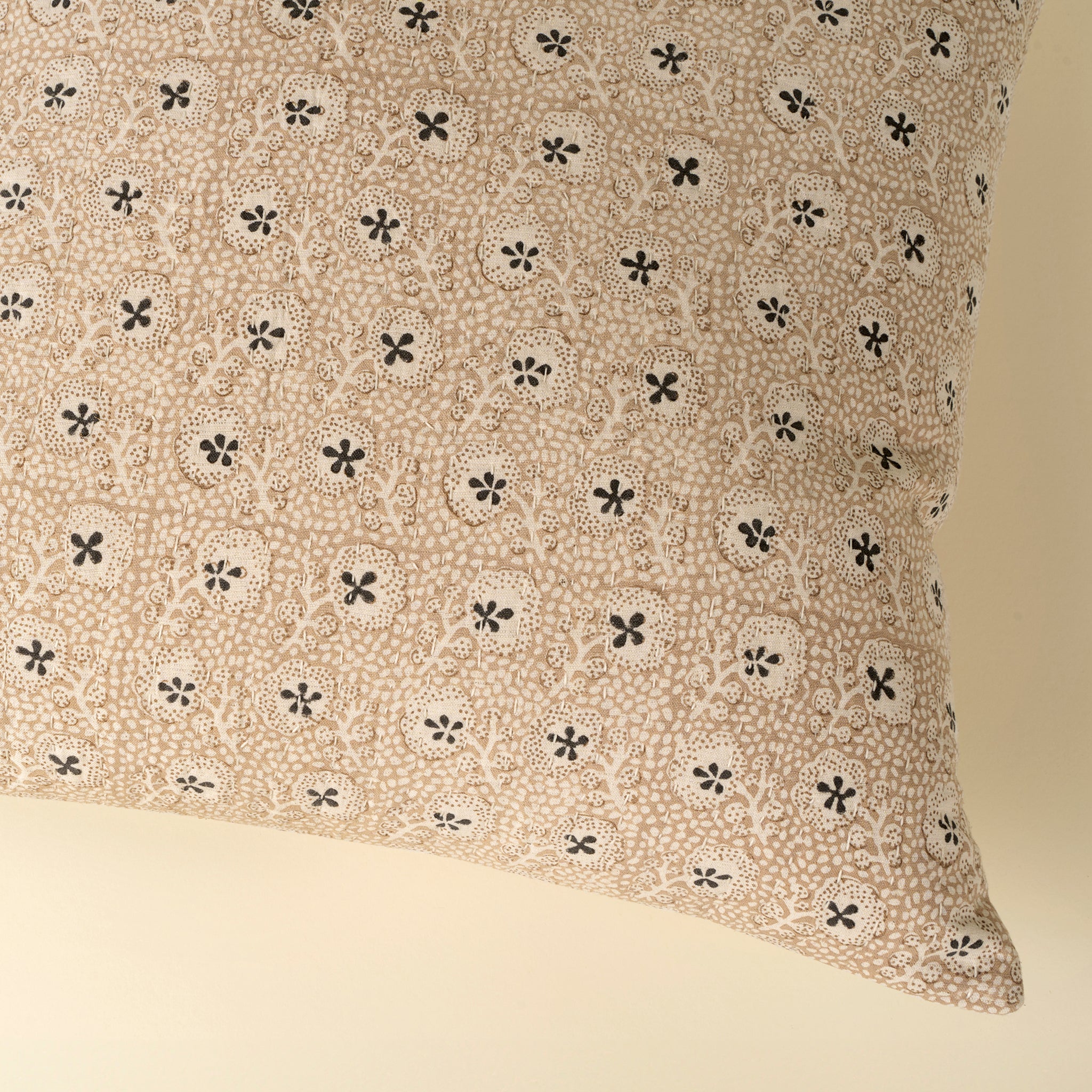 Coussin décoratif Clover Kantha imprimé au bloc | 50 × 50 cm | Coton | Fait à la main | Indaba - Les Trouvailles de JustineIndaba HomeHousse avec rembourrage en plumes et duvet