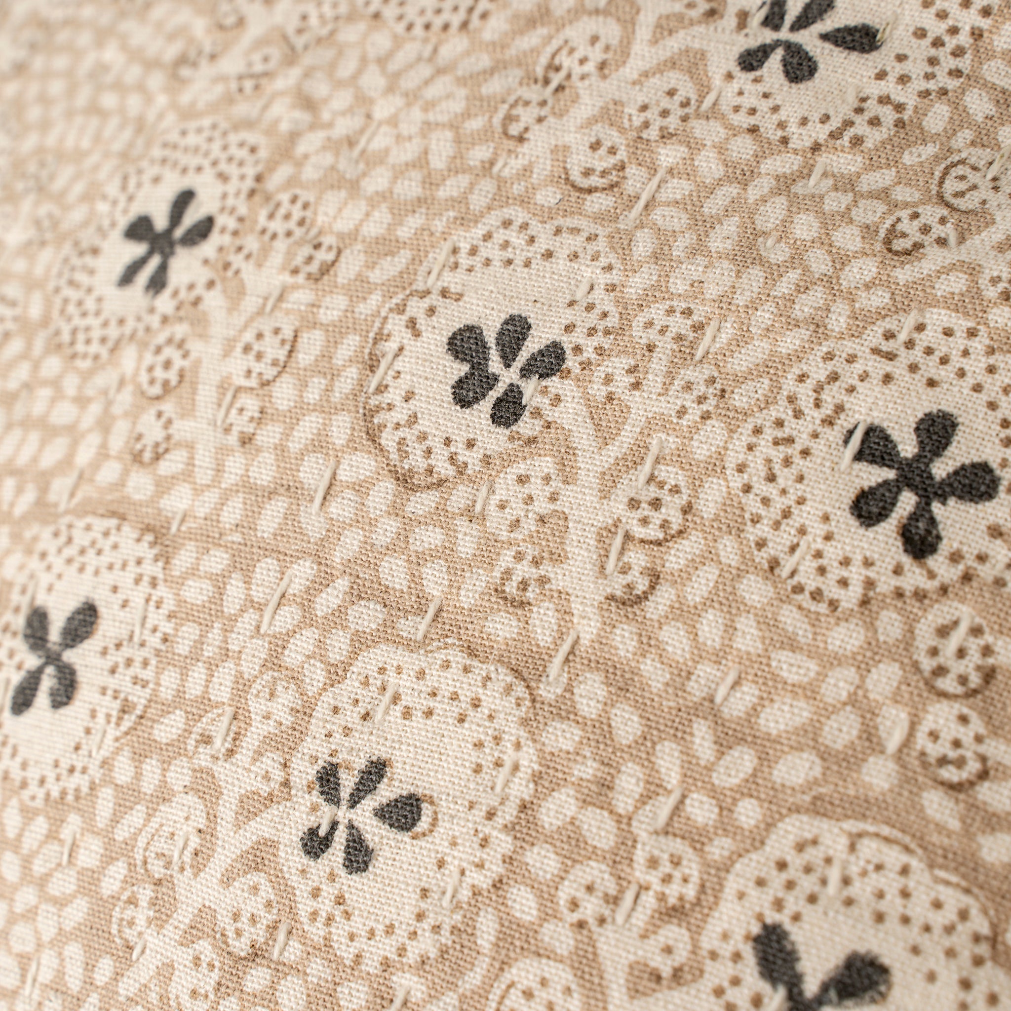 Coussin décoratif Clover Kantha imprimé au bloc | 50 × 50 cm | Coton | Fait à la main | Indaba - Les Trouvailles de JustineIndaba HomeHousse avec rembourrage en plumes et duvet