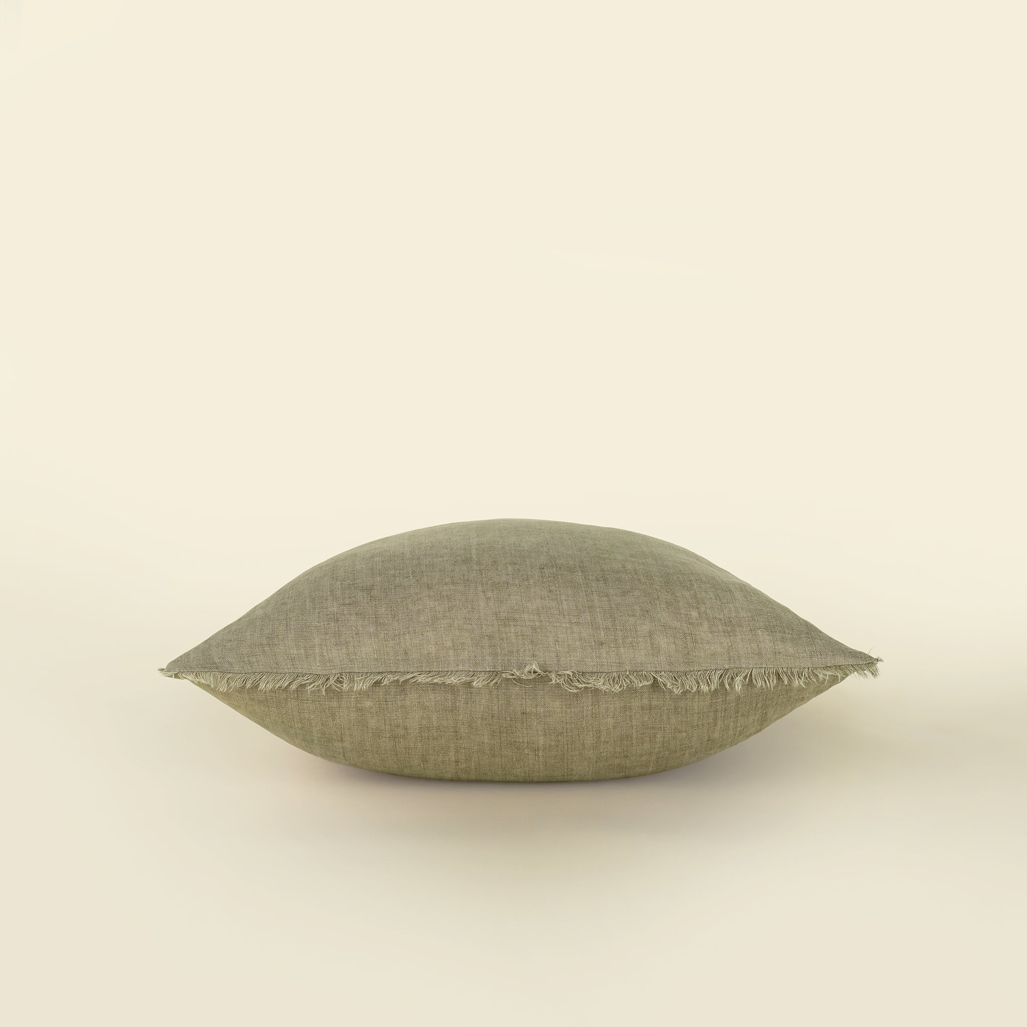 Coussin décoratif en lin vert olive, housse carrée 20 x 20 avec fermeture discrète