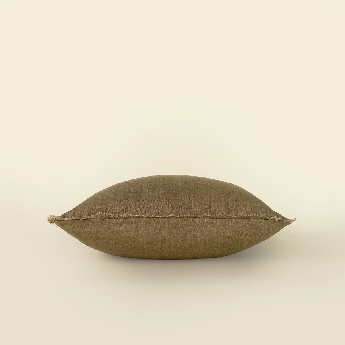 Coussin décoratif en lin noisette, forme carrée, coutures visibles