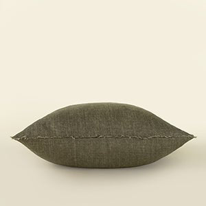 Coussin décoratif en lin vert olive, housse rectangulaire, coutures visibles