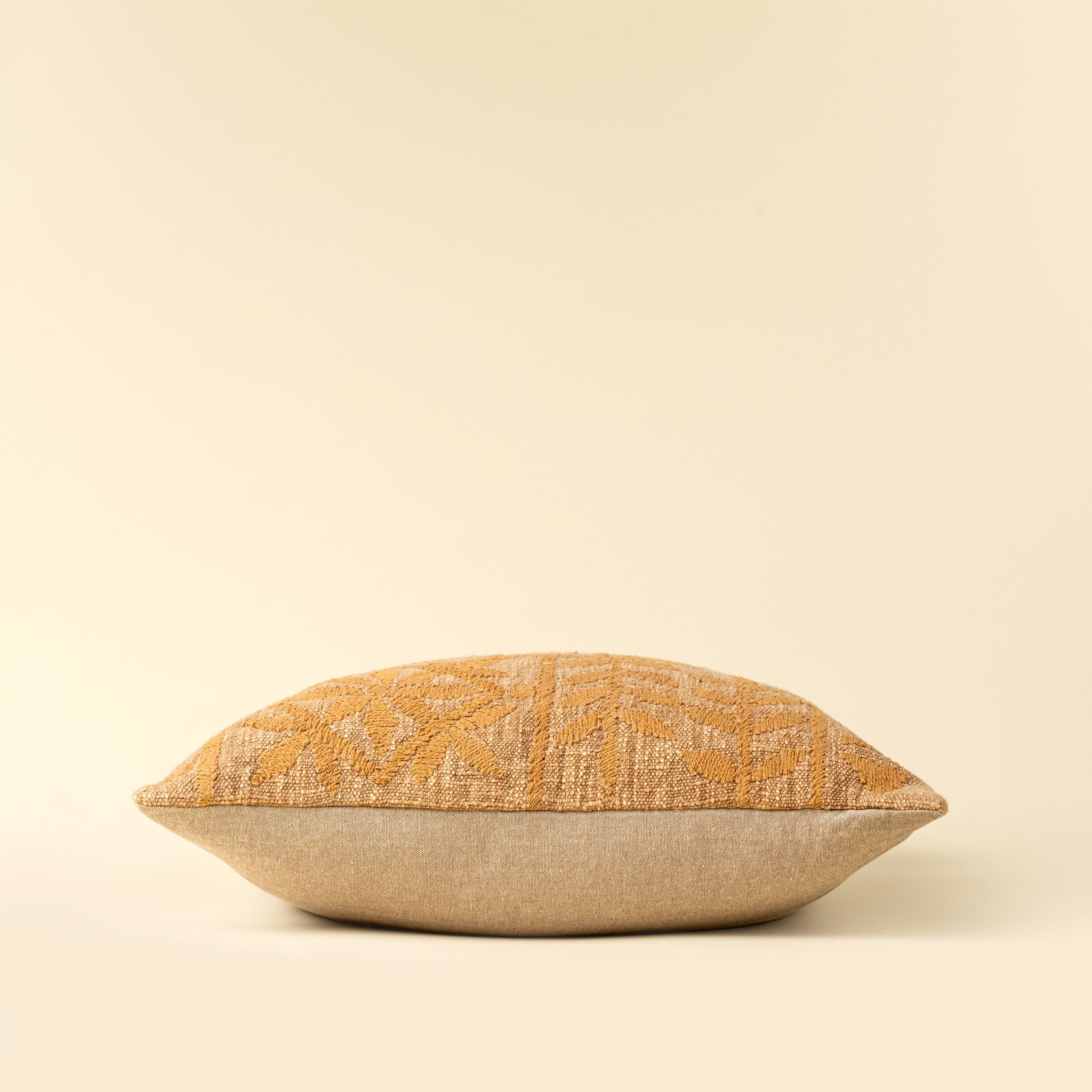 Coussin décoratif Isolde brodé | 50 × 50 cm | Coton | Fait à la main | Indaba - Les Trouvailles de JustineIndaba HomeHousse avec rembourrage en plumes et duvet