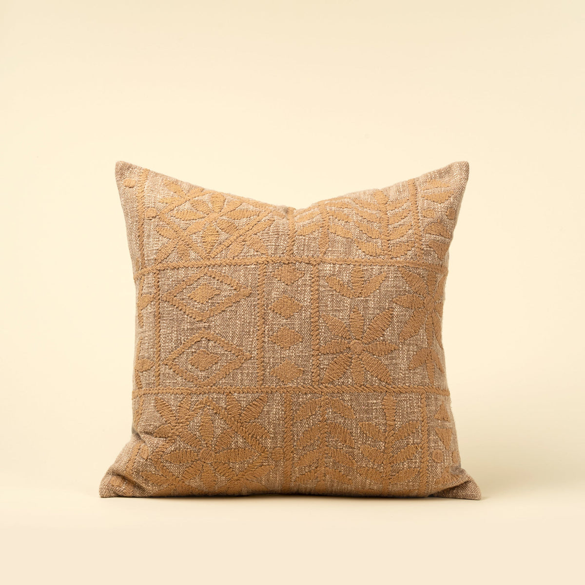 Coussin décoratif brodé en coton, beige et brun ocre, motif géométrique