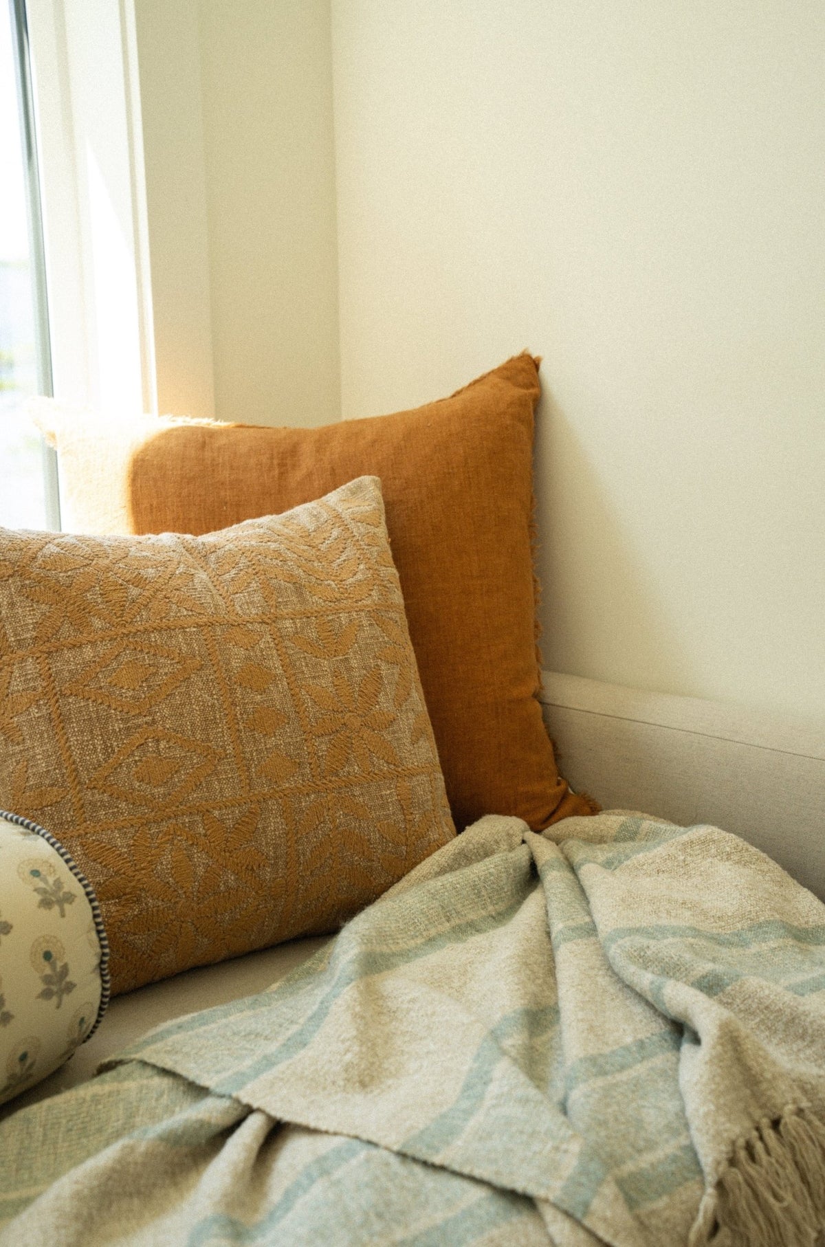 Coussin décoratif brodé en coton, brun ocre, motif géométrique