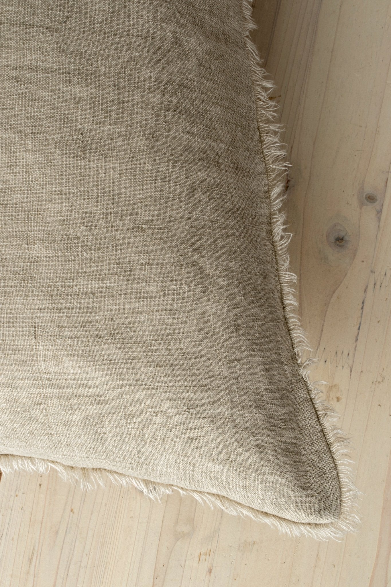 Coussin Lina en Lin | 61x61 cm | Fait à la main | Almond - Les Trouvailles de JustineIndaba HomeCOVER WITH FEATHER DOWN FILLER