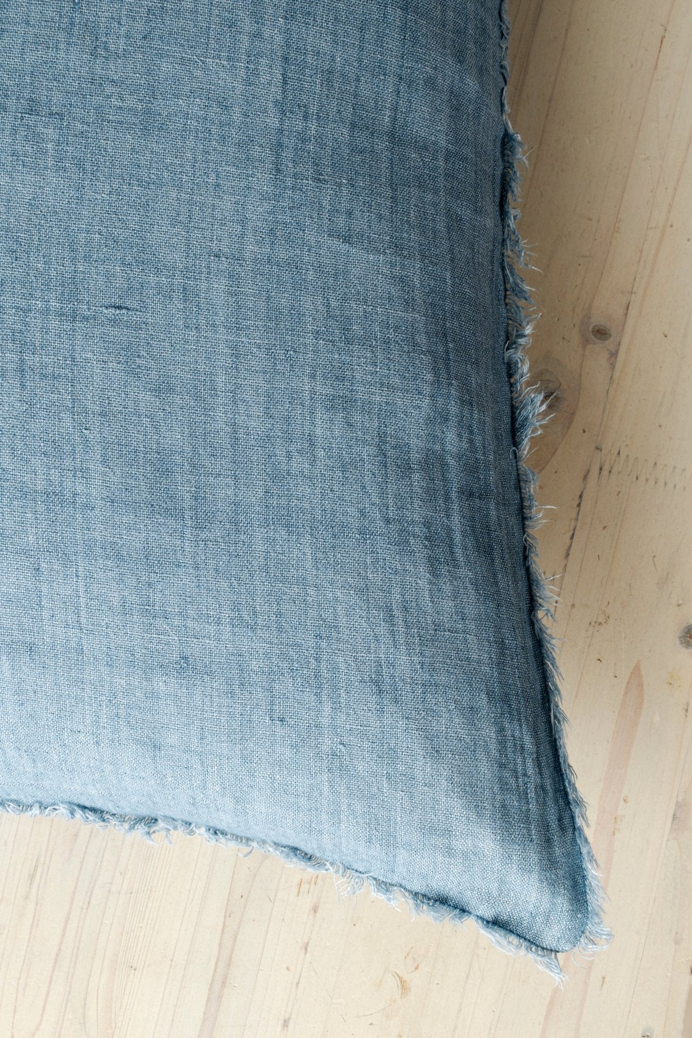 Coussin Lina en Lin | 61x61 cm | Fait à la main | Arctic Blue - Les Trouvailles de JustineIndaba HomeCOVER ONLY