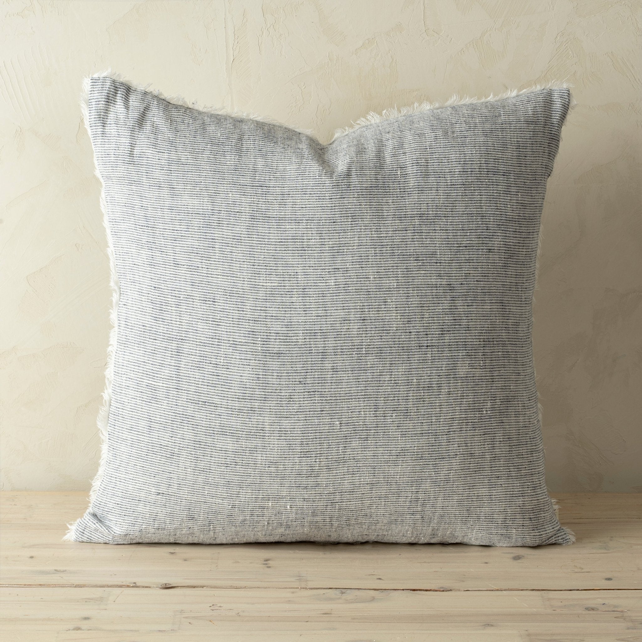 Coussin Lina en Lin | 61x61 cm | Fait à la main | Navy Stripe - Les Trouvailles de JustineIndaba HomeCOVER WITH FILLER