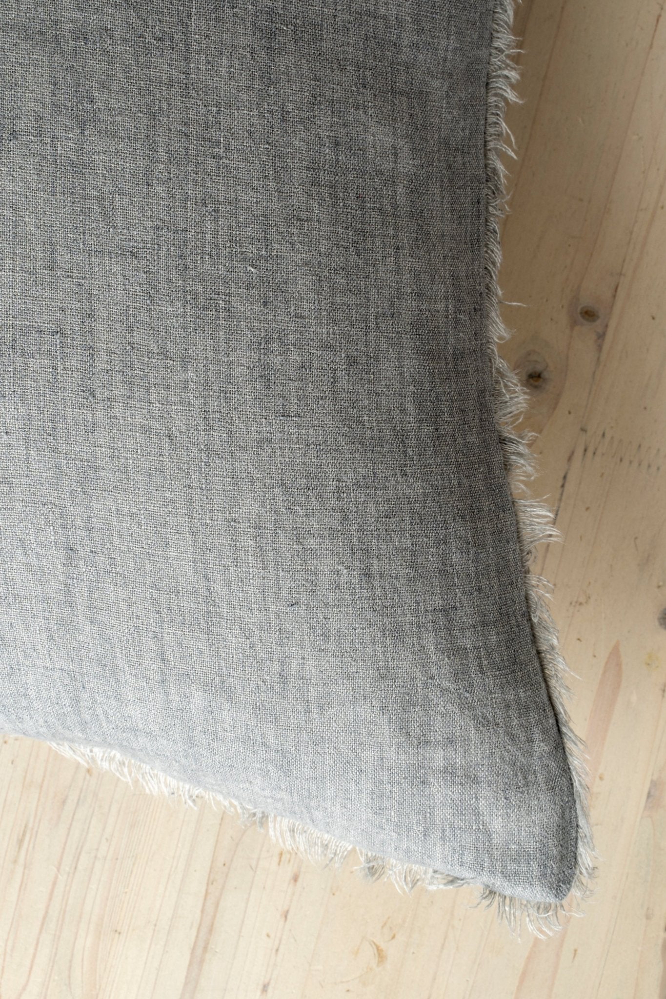 Coussin Lina en lin belge | 61 x 61 cm | Gris acier - Les Trouvailles de JustineIndaba HomeCOVER WITH FEATHER DOWN FILLER