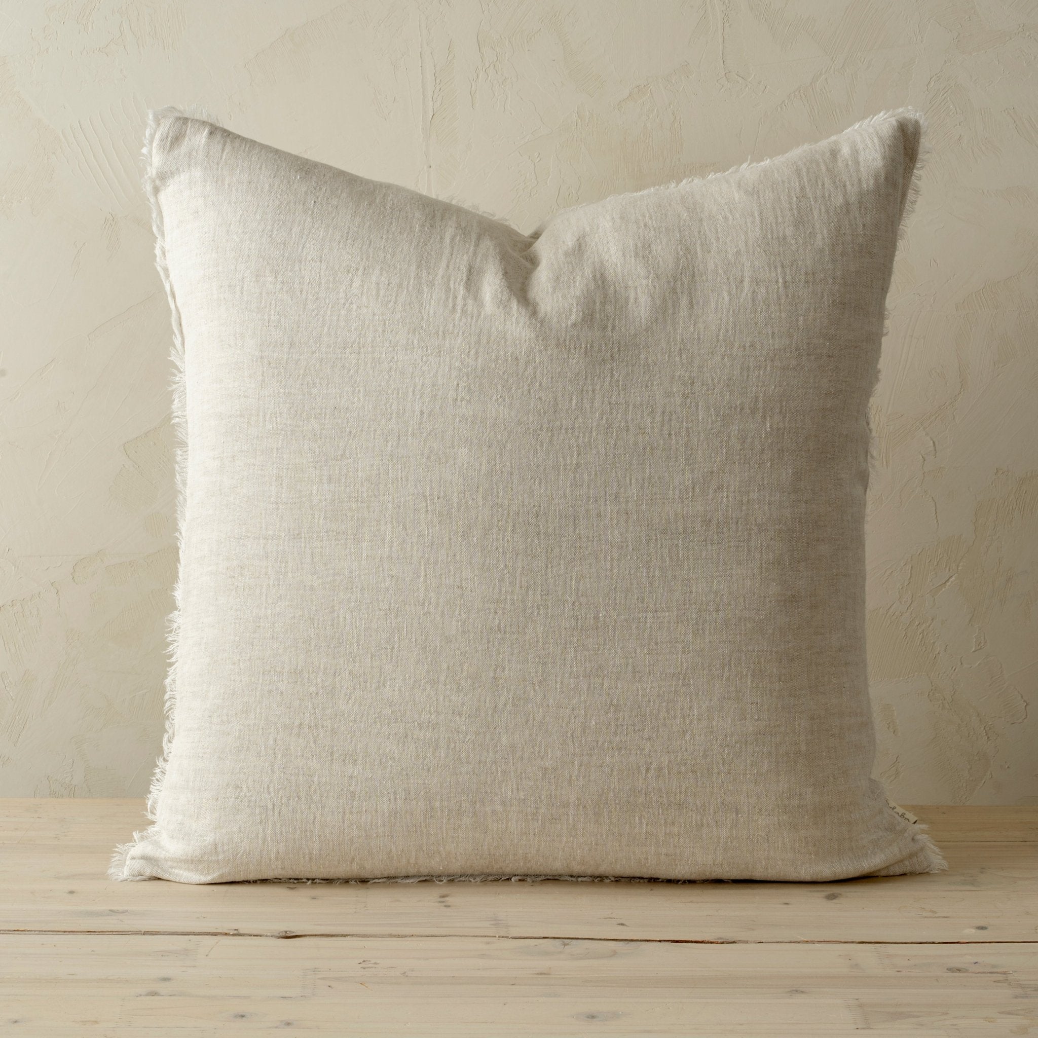Coussin Lina en Lin Belge Chambray | 60x60 cm | Façonné à la Main - Les Trouvailles de JustineIndaba HomeCOVER WITH FEATHER DOWN FILLER