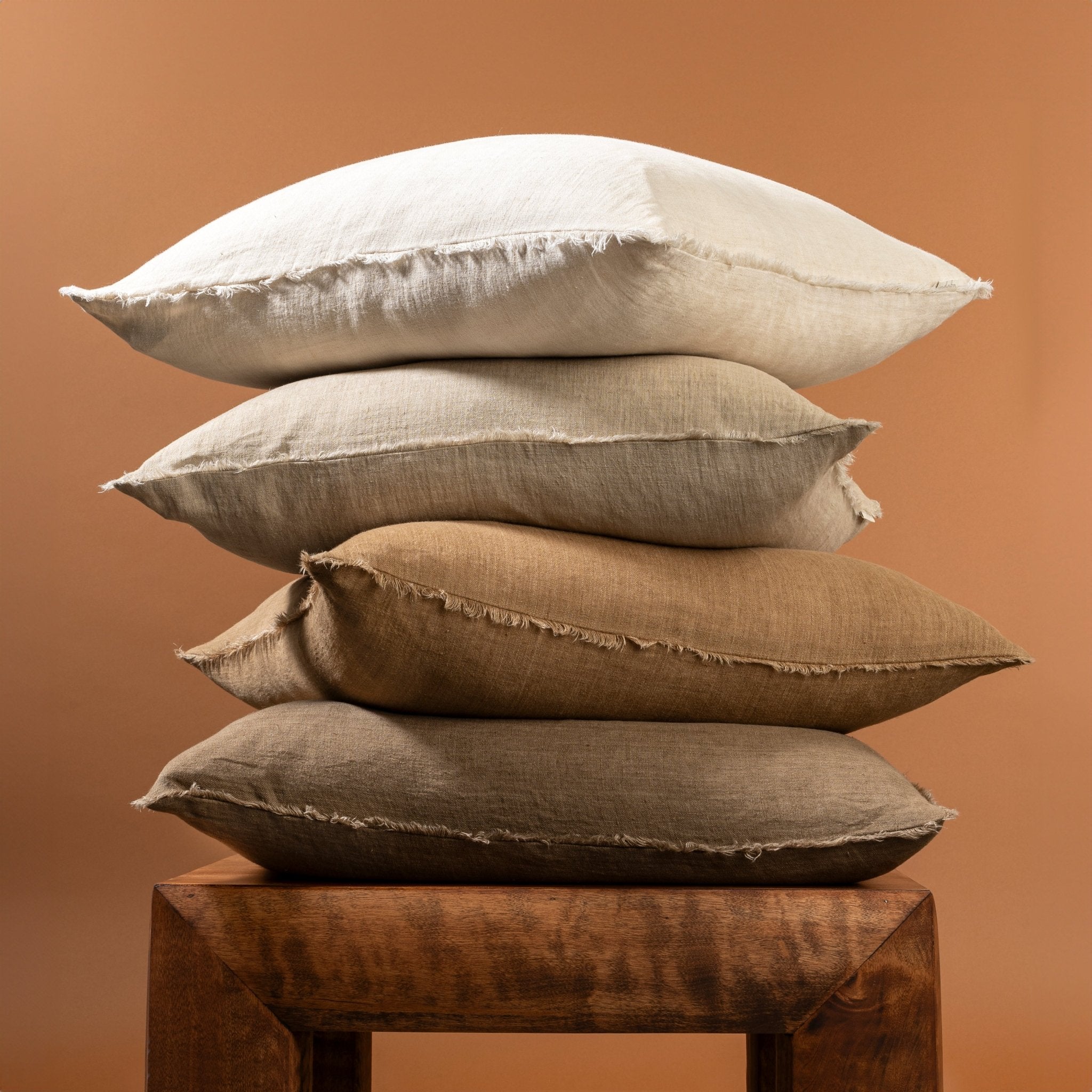 Coussin Lina en lin confectionné à la main | 61 × 61 cm | Noisette - Les Trouvailles de JustineIndaba HomeCOVER WITH FEATHER DOWN FILLER