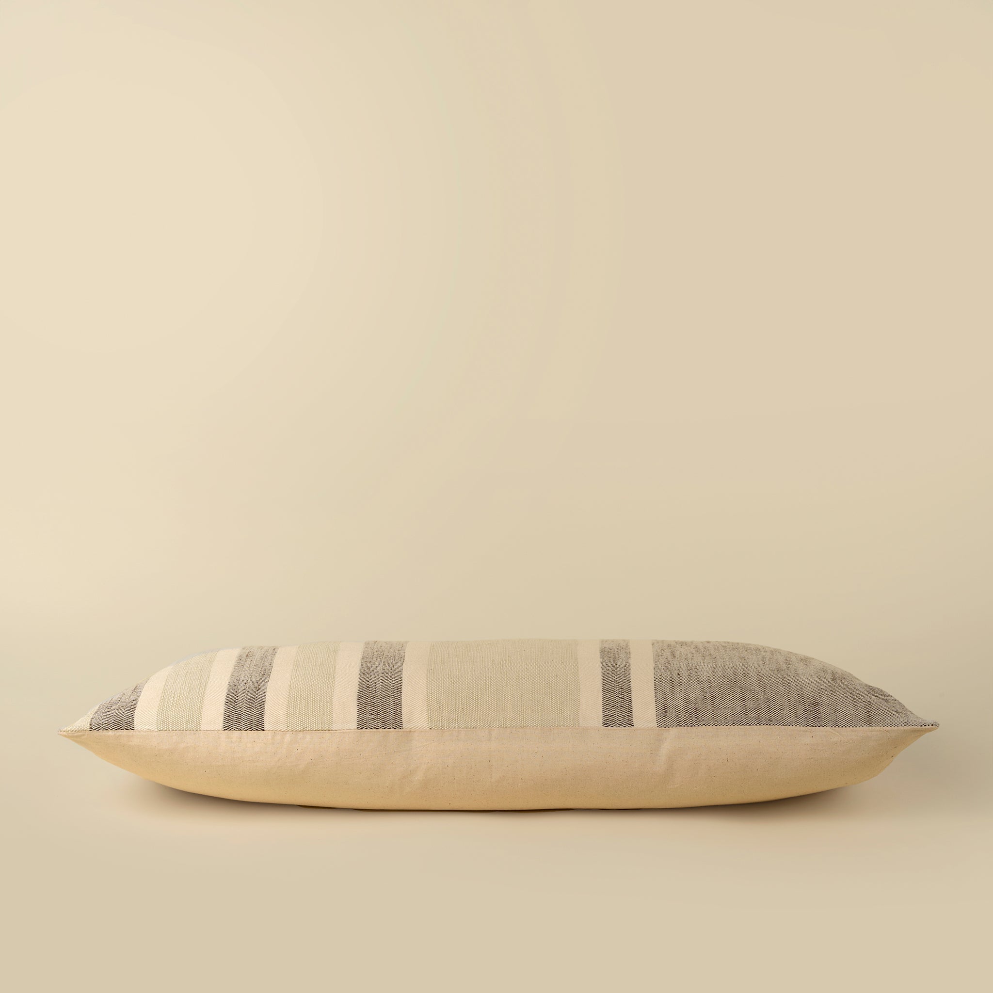 Coussin lombaire Hattie | 38 x 107 cm | Fait à la main | Coton de qualité | Style artisanal naturel | Indaba - Les Trouvailles de JustineIndaba HomeHousse avec rembourrage en plumes et duvet