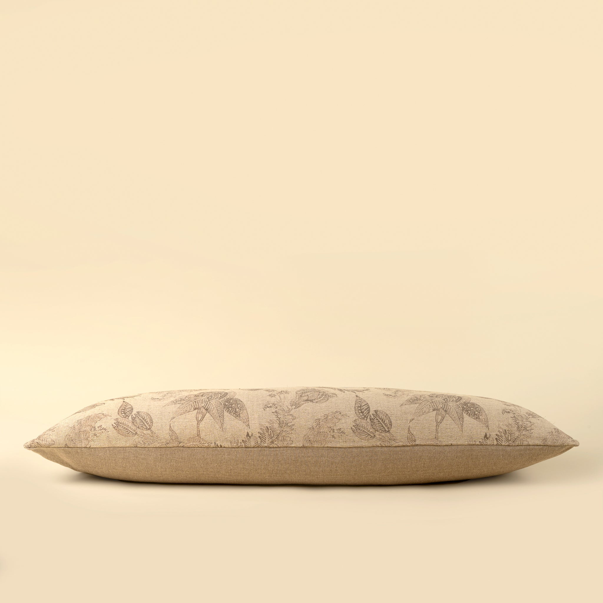 Coussin lombaire Meadowlark brun | 38 x 107 cm | Fait à la main | Coton & lin de qualité | Indaba - Les Trouvailles de JustineIndaba HomeHousse avec rembourrage en plumes et duvet