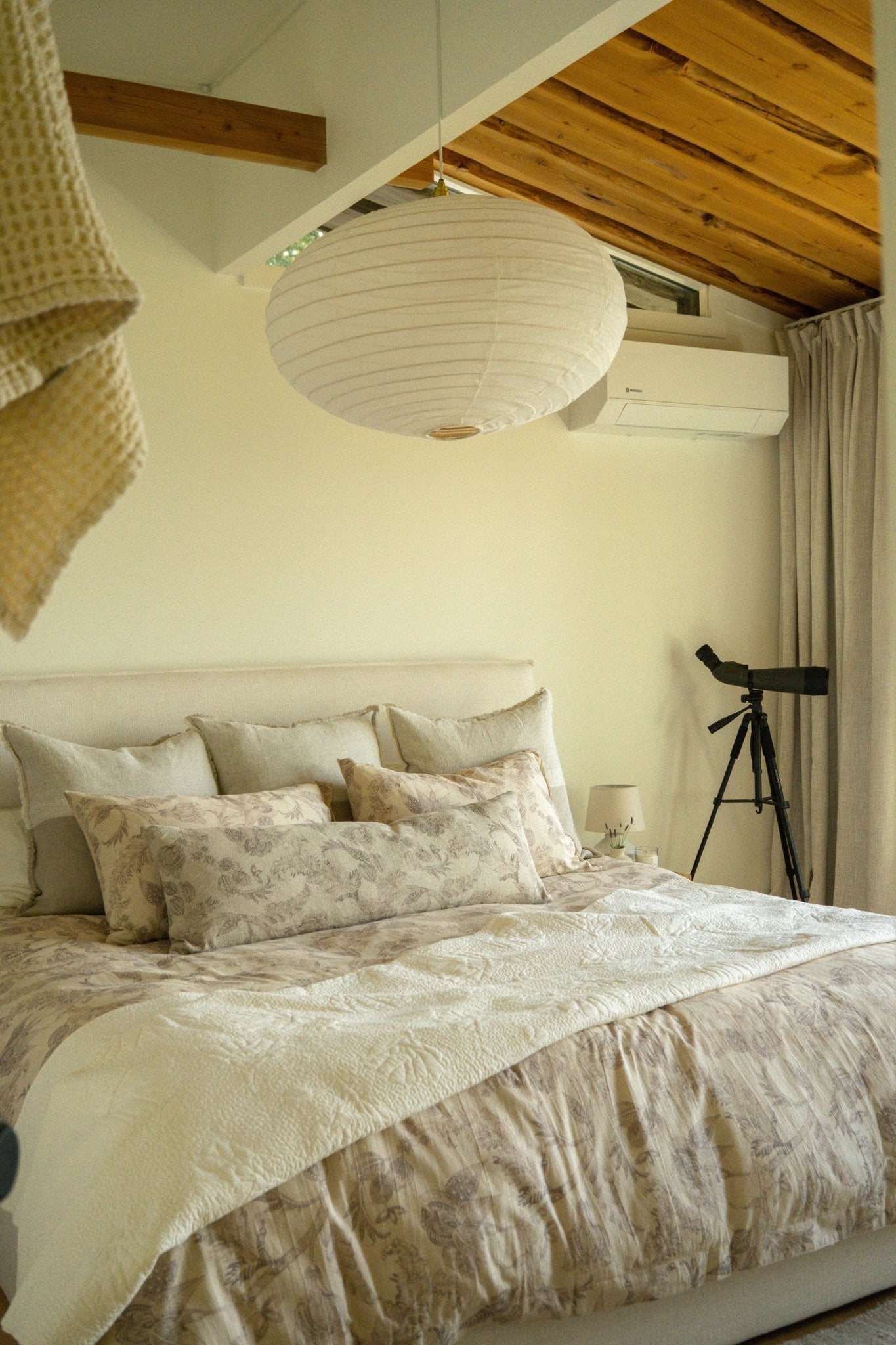 Coussin lombaire Meadowlark brun | 38 x 107 cm | Fait à la main | Coton & lin de qualité | Indaba - Les Trouvailles de JustineIndaba HomeHousse avec rembourrage en plumes et duvet