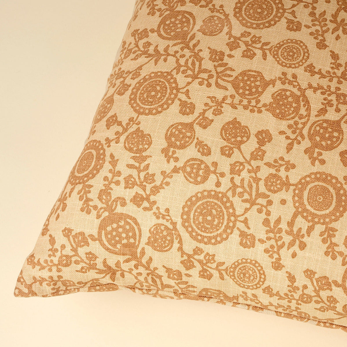 Coussin en coton imprimé grenade terracotta, coutures et motif visibles