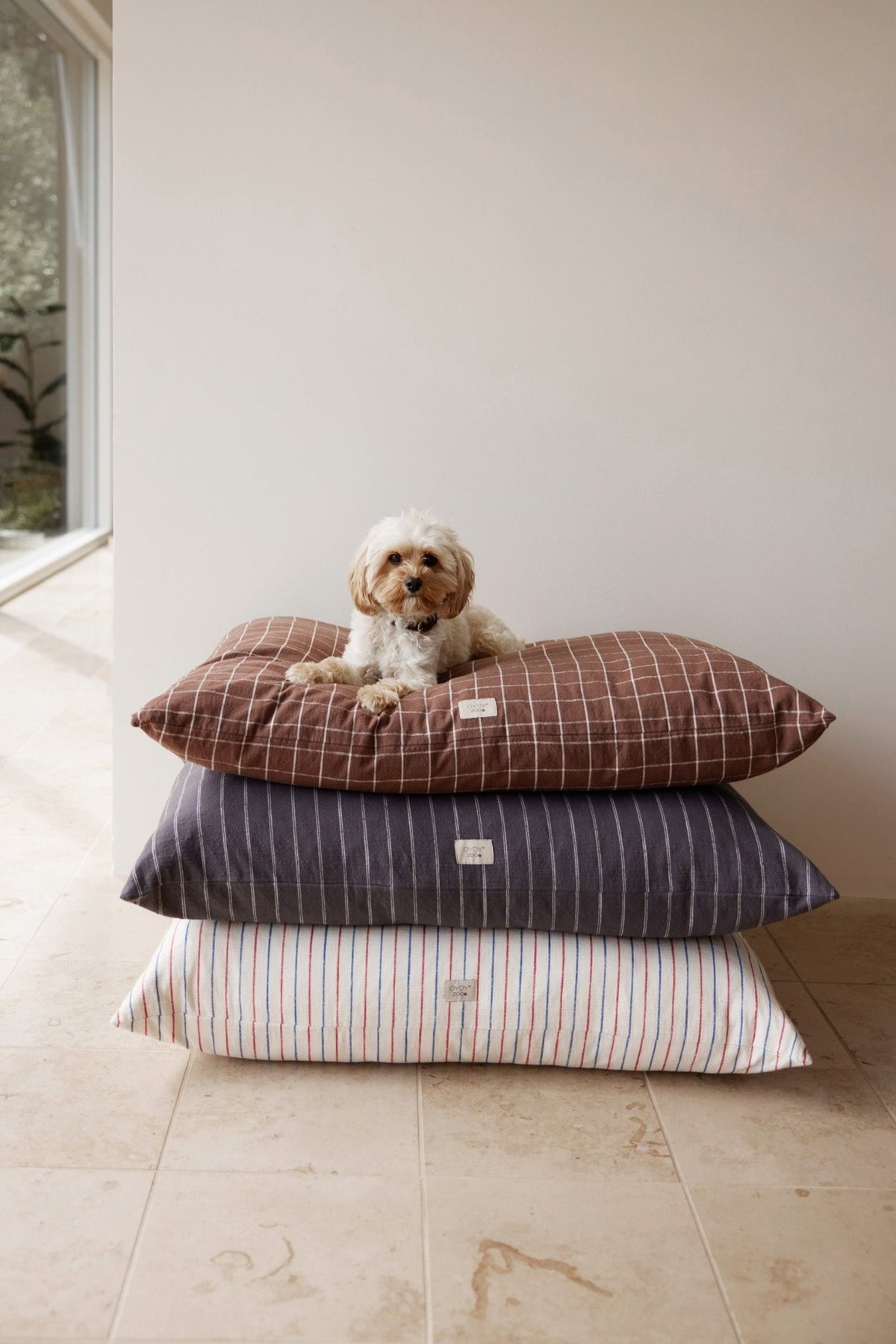 Coussin pour chien anthracite à rayures verticales, étiquette visible
