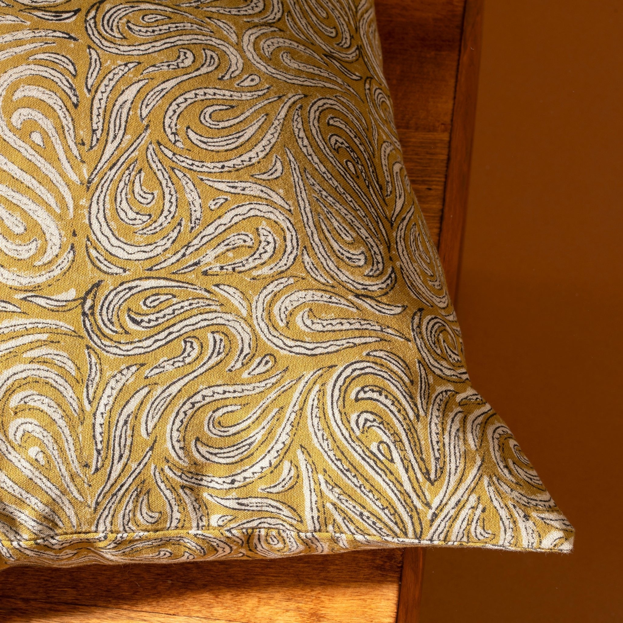 Coussin Sahana | 50 × 50 cm | Motif Imprimé à la Main | Ocre - Les Trouvailles de JustineIndaba HomeCOVER WITH FEATHER DOWN FILLER