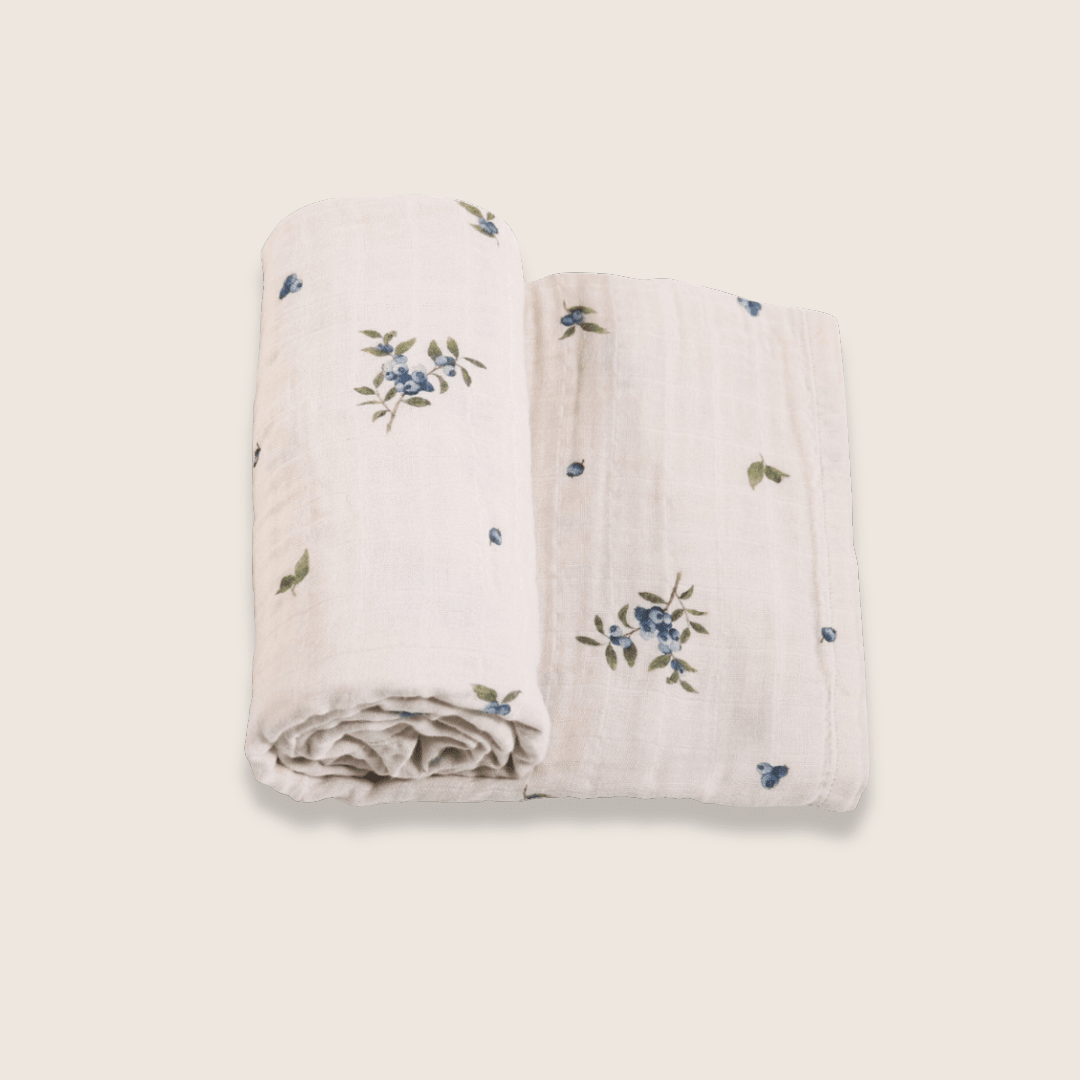 Couverture d’emmaillotage en mousseline coton bio, fond clair, fleurs bleues
