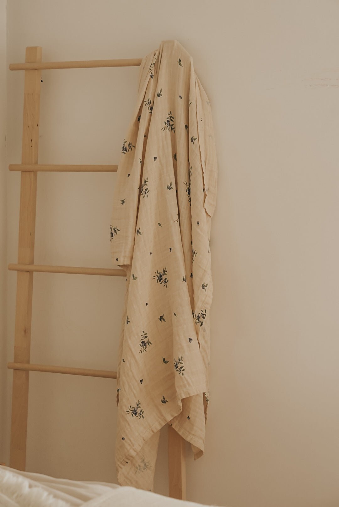Couverture d’emmaillotage en mousseline de coton, fleurs bleues sur fond clair