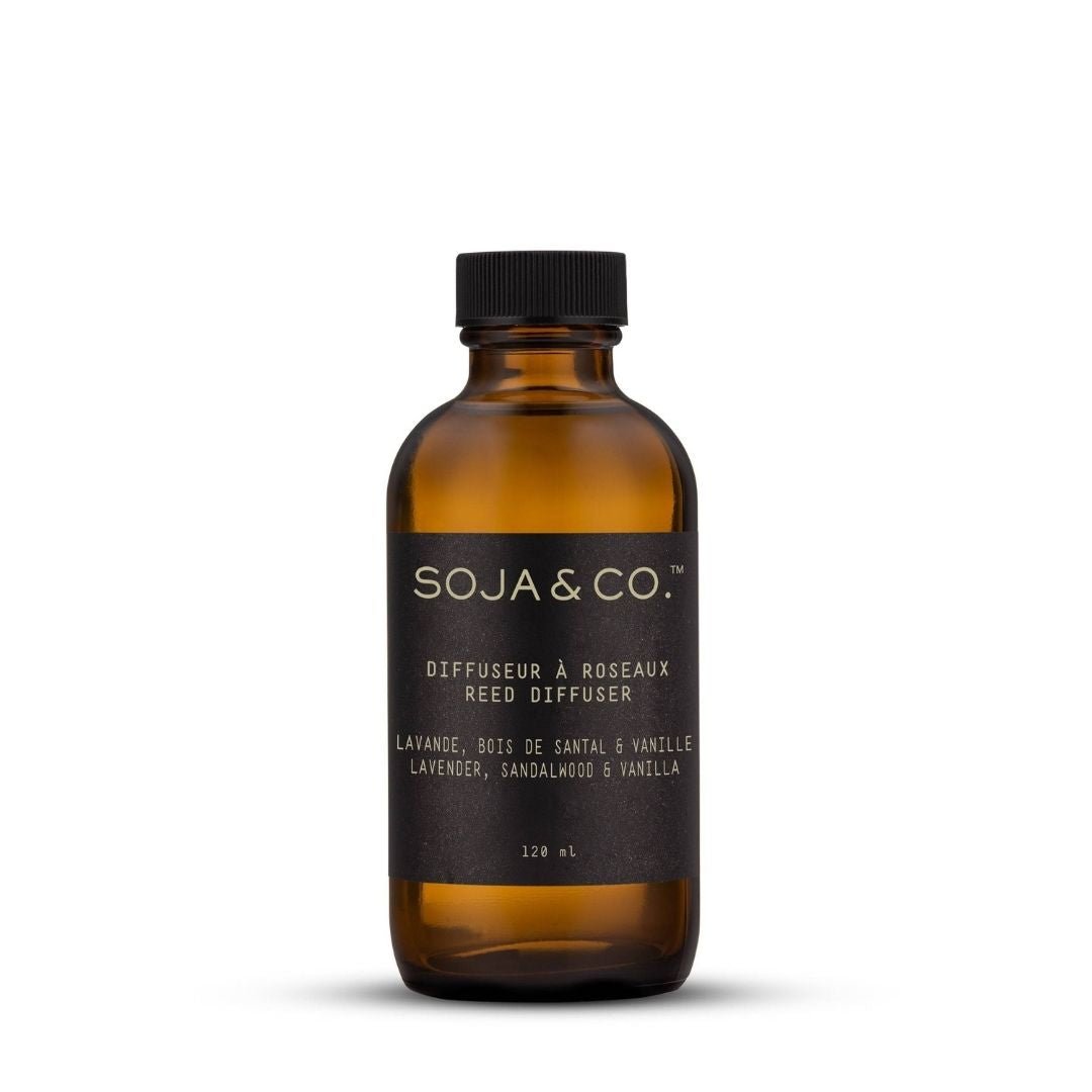 Bouteille en verre ambré avec bouchon noir, étiquette diffuseur à roseaux SOJA&CO
