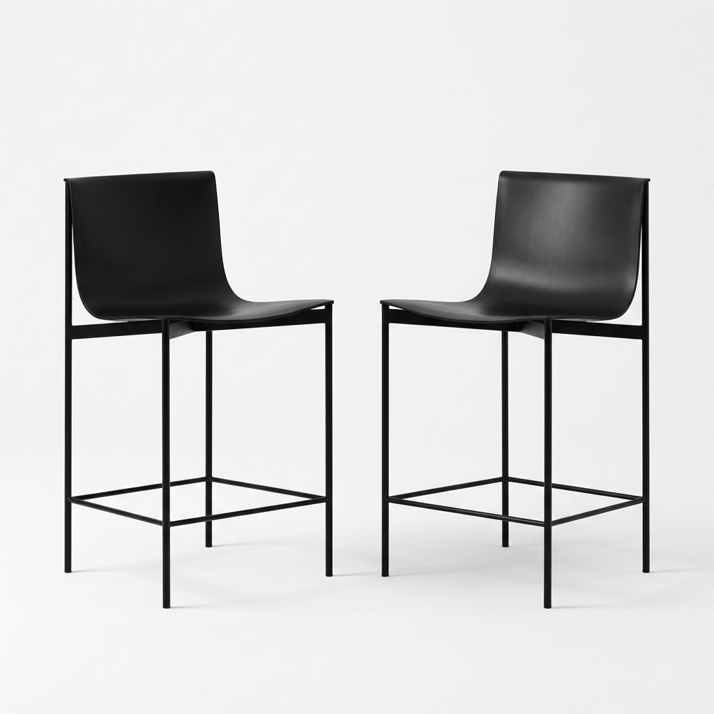 Tabourets de bar à dossier haut en cuir noir, piétement métal fin avec repose-pieds