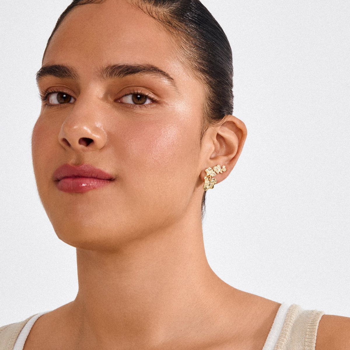 Boucles d’oreilles HORIZON 3-en-1 en cristaux, finition dorée, vue de profil.