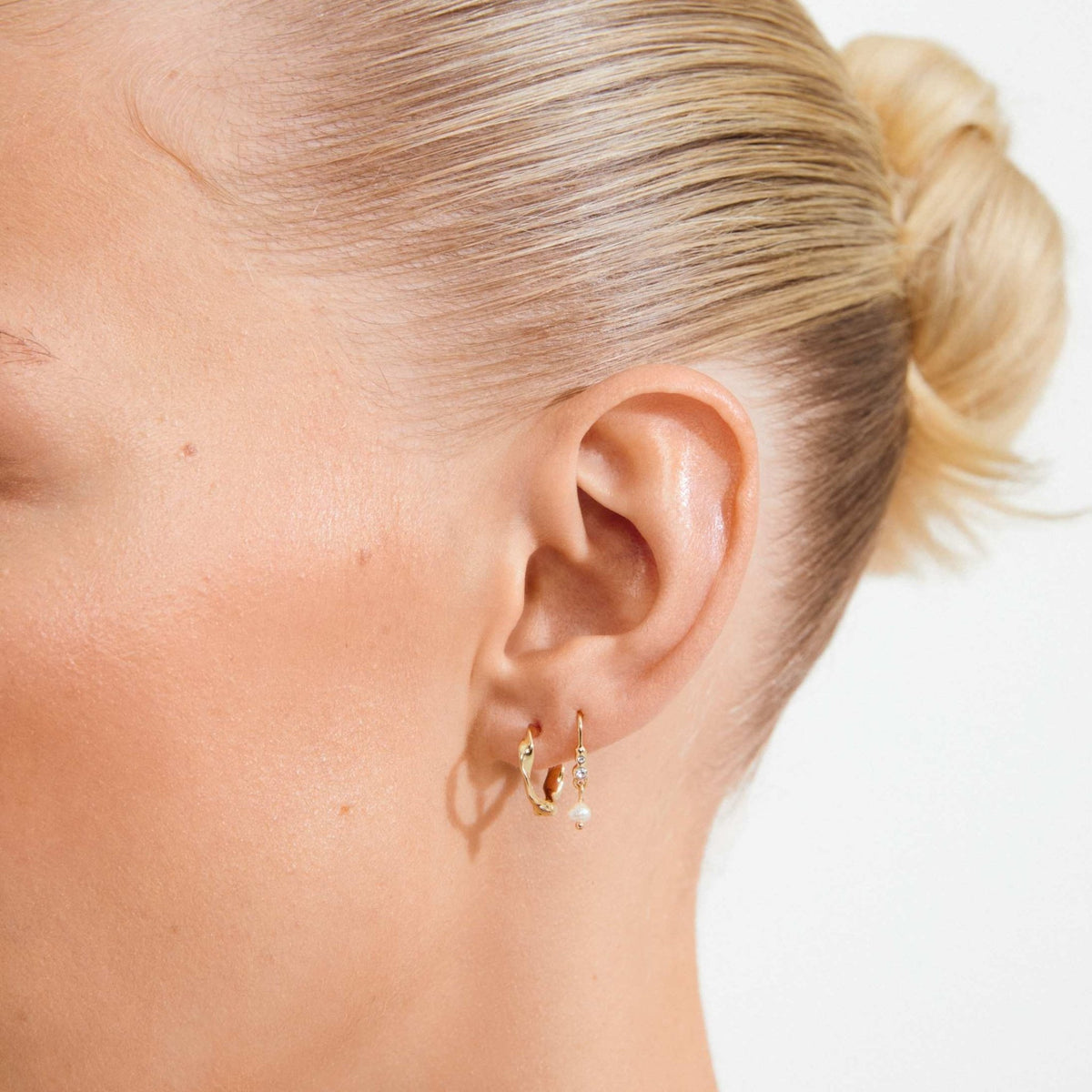 Boucles d’oreilles MORIN 2-en-1 dorées : créoles avec perles pendantes