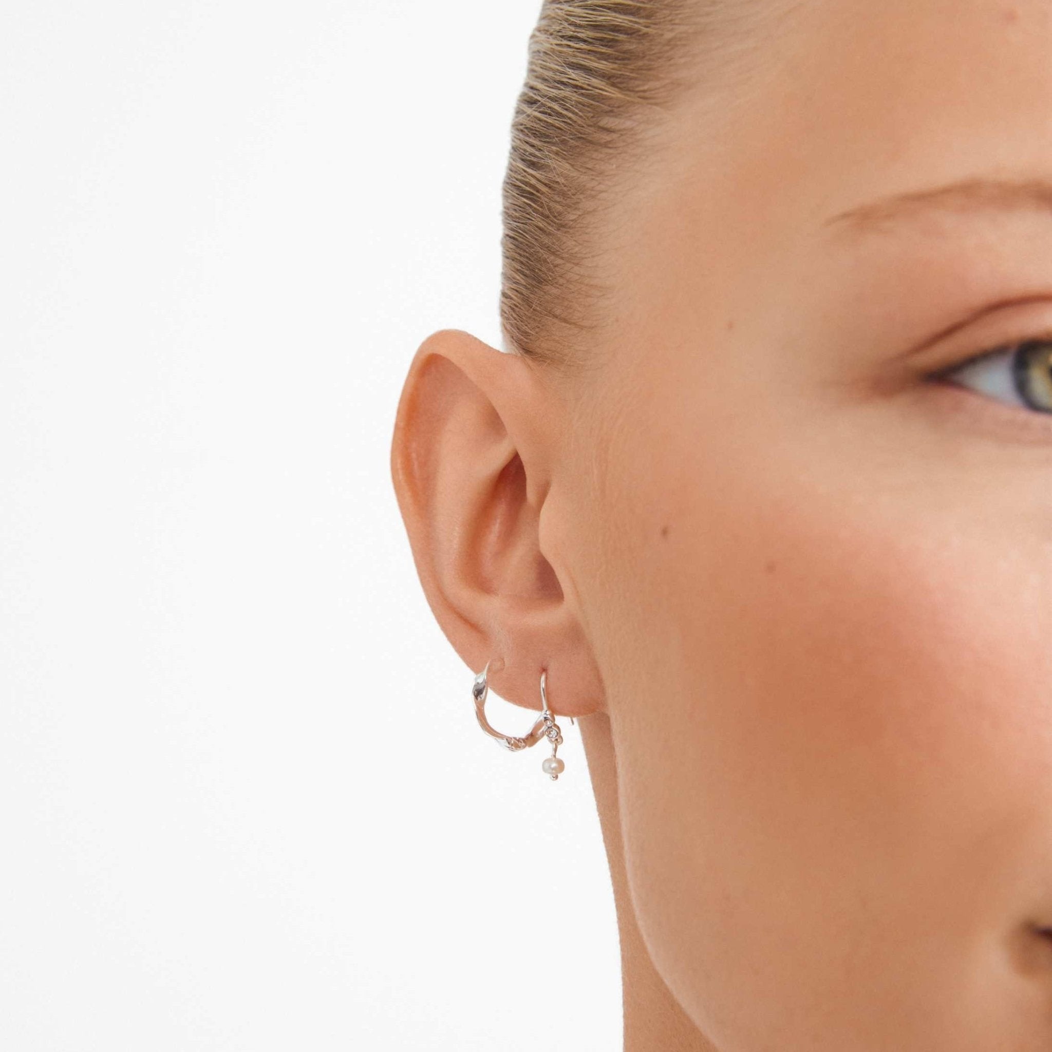 Boucles d’oreilles MORIN 2-en-1 dorées : créoles avec petites perles