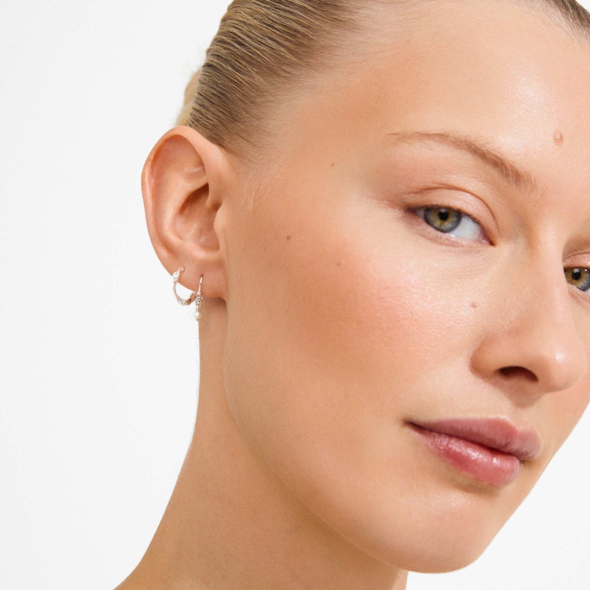 Boucles d’oreilles MORIN 2-en-1 dorées, portées : créoles et perle