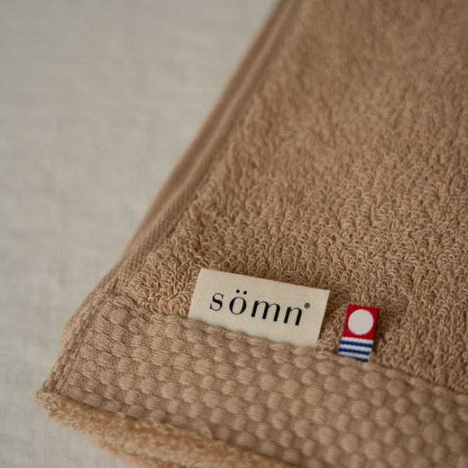 Serviette de bain Asobi Duo en coton ultra doux, beige brun, étiquette sömn