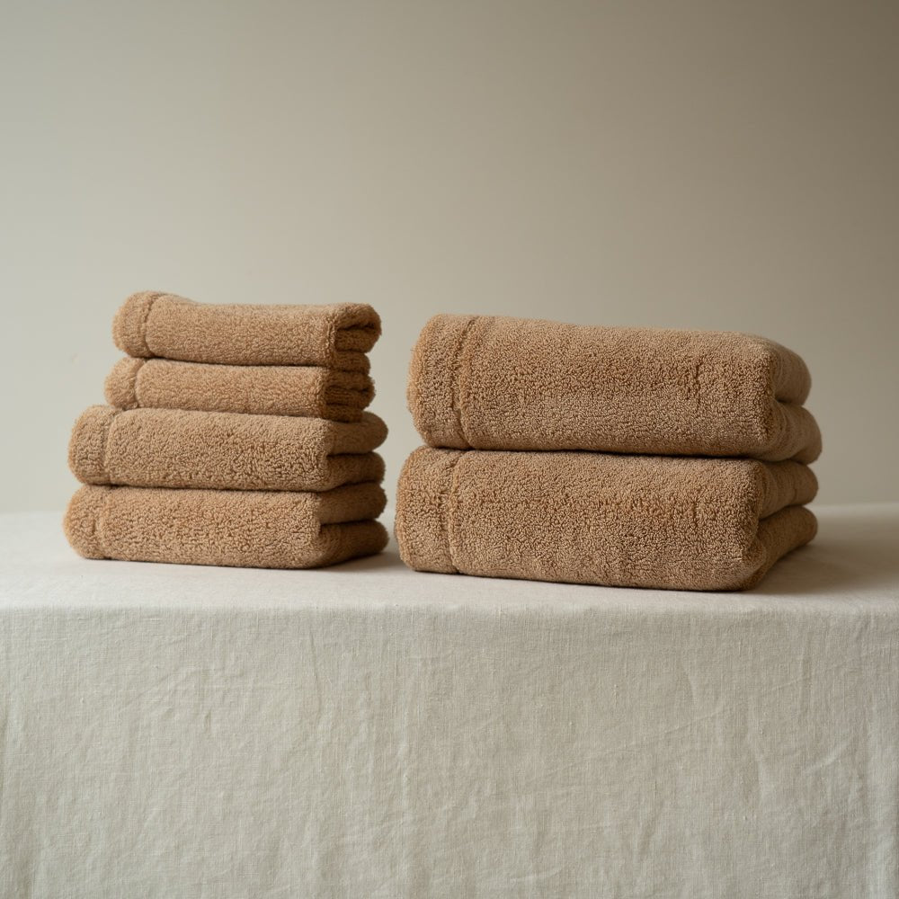 Serviettes en coton beige, lot de 6 pièces, piles de serviettes pliées