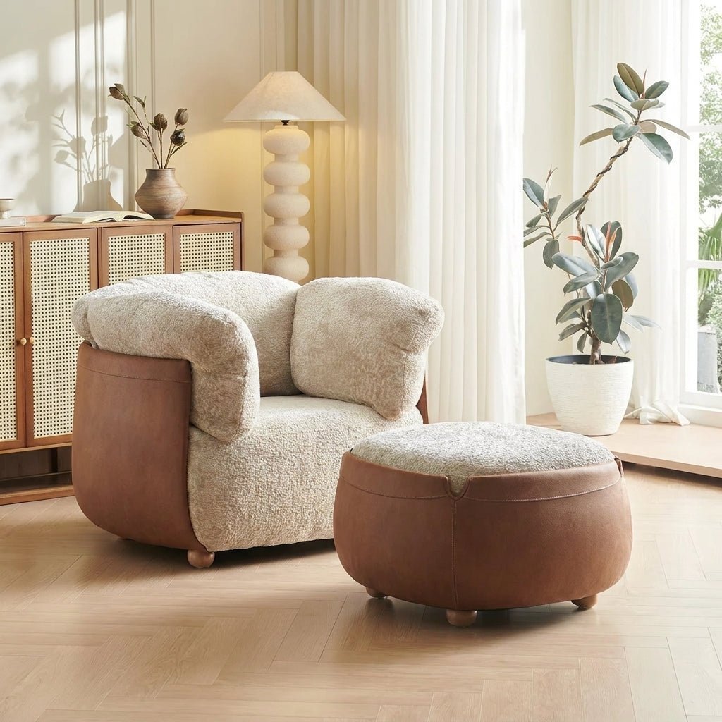 Fauteuil en tissu beige clair avec repose-pieds en cuir brun, accoudoirs arrondis.