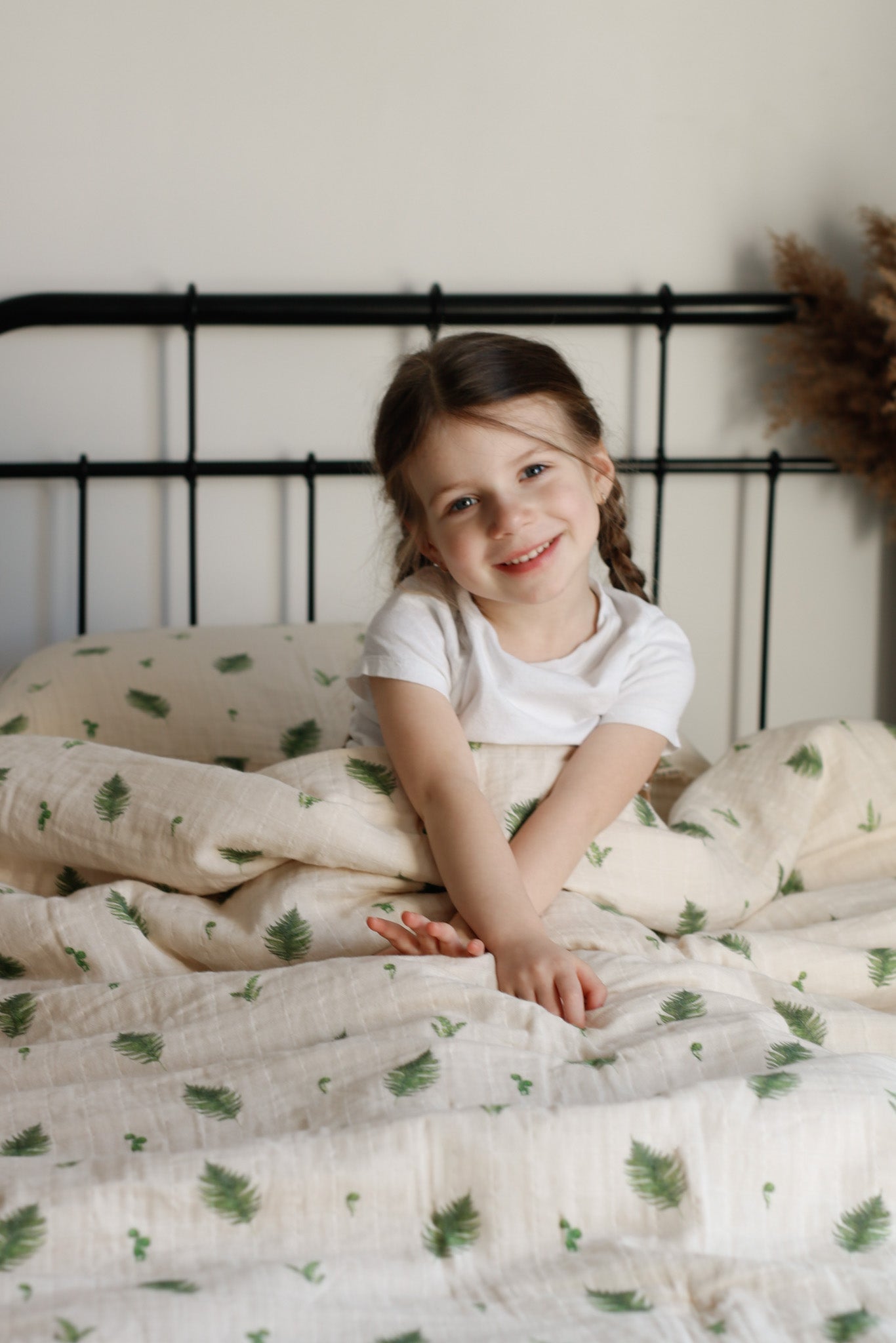 Housse de couette coton bio avec taie assortie, fond clair et motifs feuilles vertes.