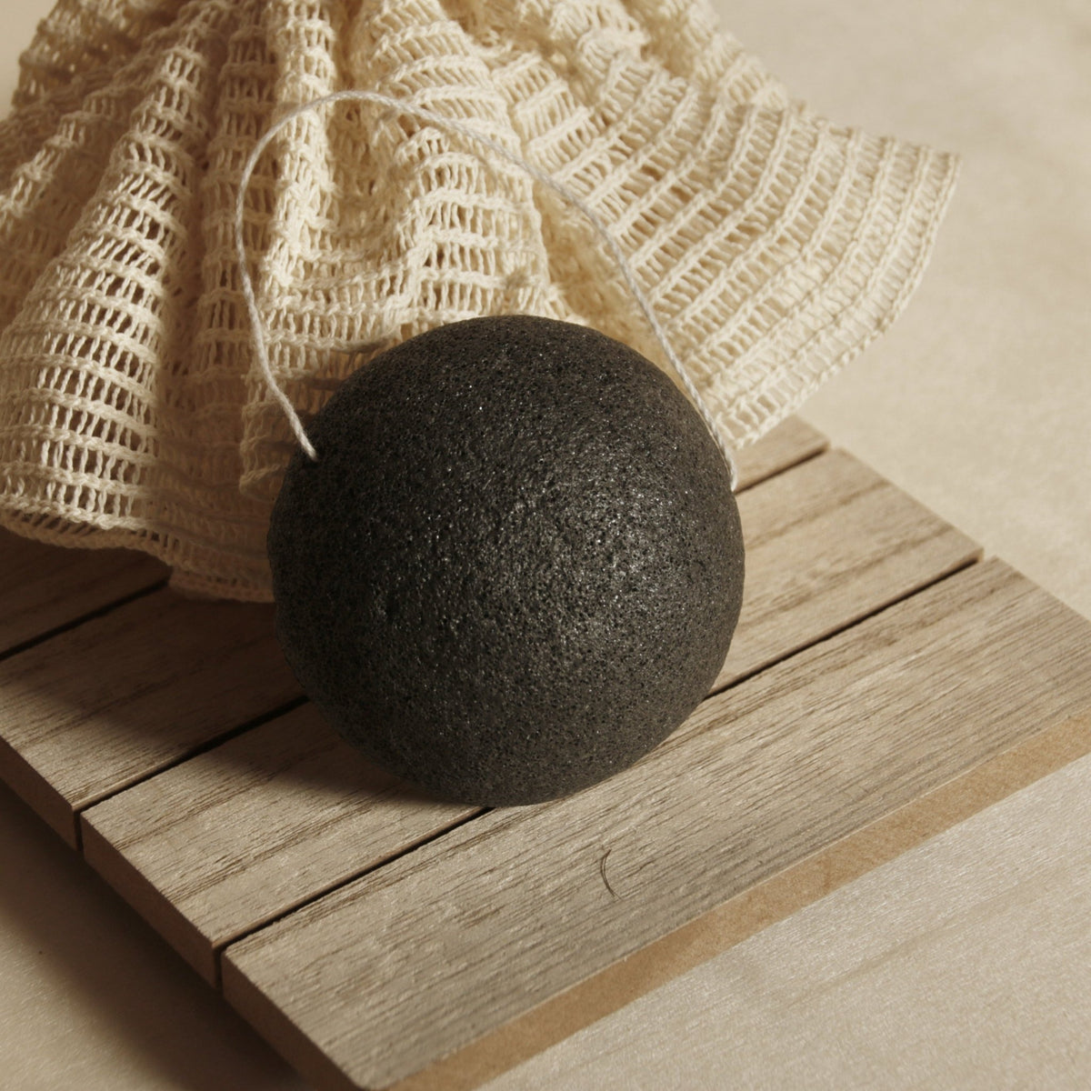 Éponge visage Konjac au charbon Eco Beige, naturelle, végan et compostable, pour nettoyer la peau et exfolier délicatement le visage.
