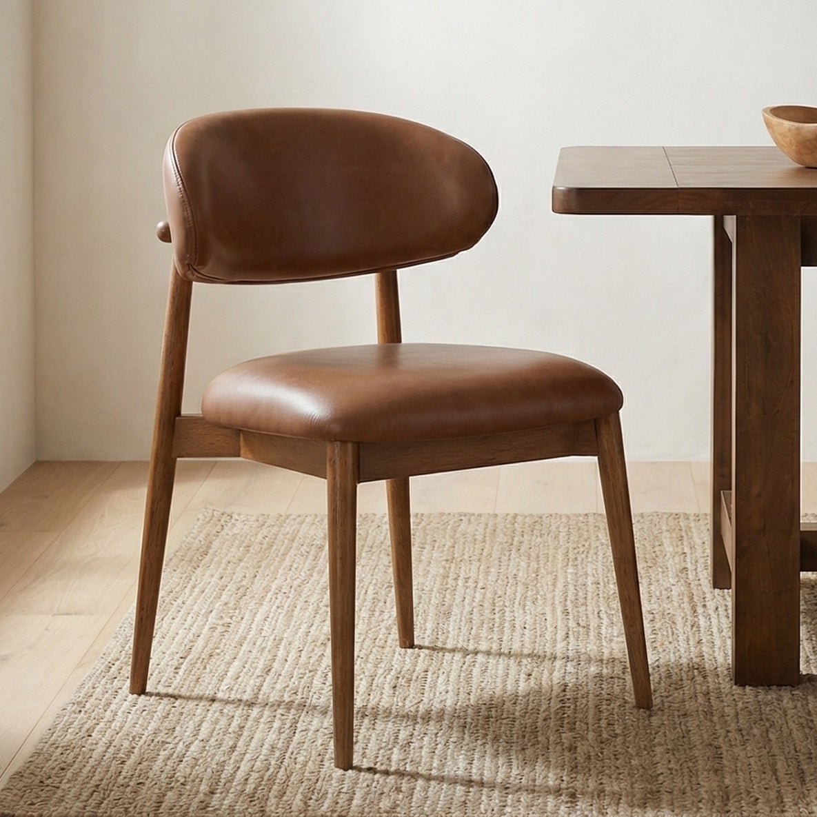 Chaise de salle à manger Etta avec dossier ovale rembourré et pieds évasés