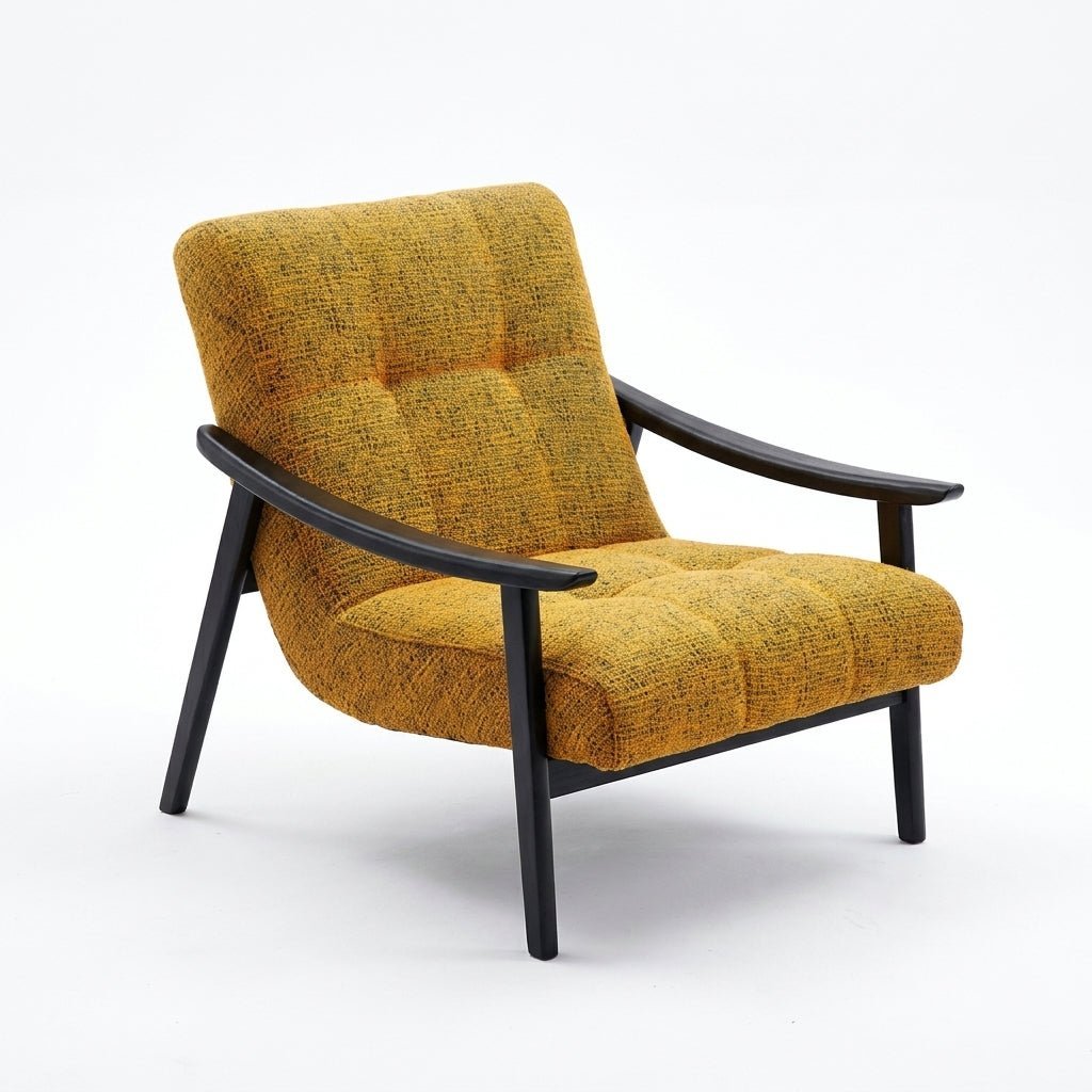 Fauteuil en tissu jaune moutarde, accoudoirs arrondis et piètement en bois foncé.