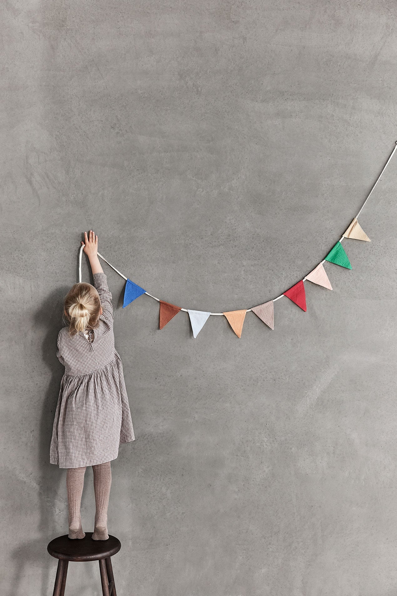 Guirlande en mousseline avec fanions triangulaires multicolores et cordon blanc