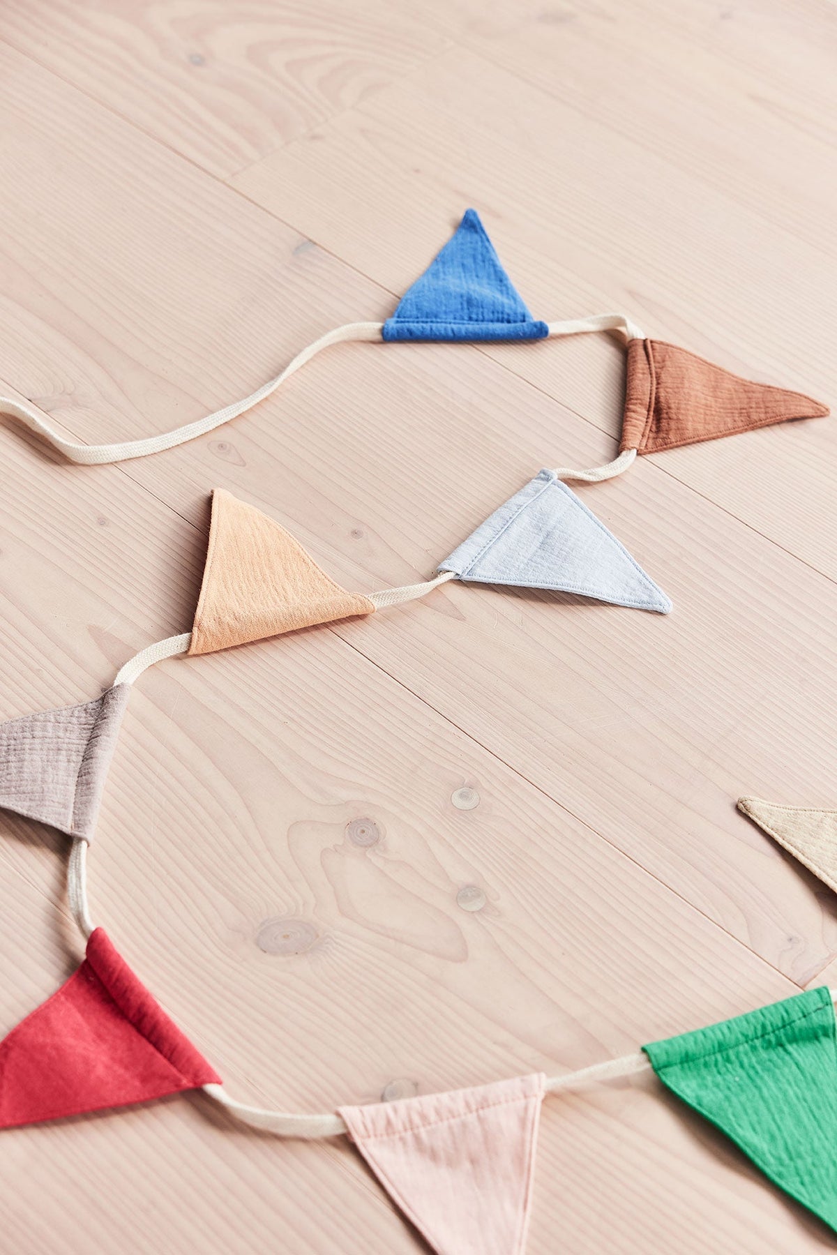 Guirlande multicolore de fanions triangulaires en tissu sur cordon blanc