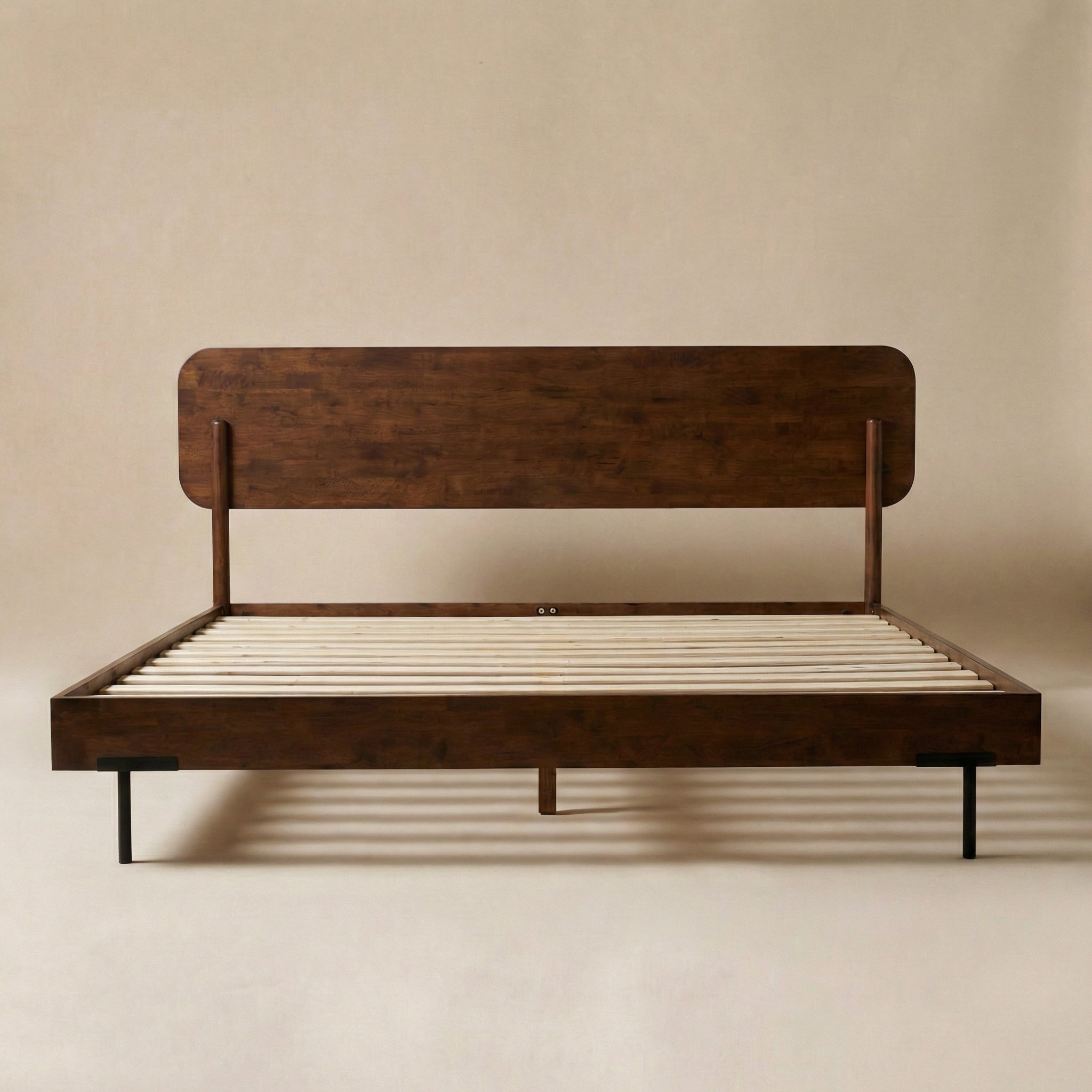 Cadre de lit Frida en bois massif | Fait à la main | Bois d’hévéa durable